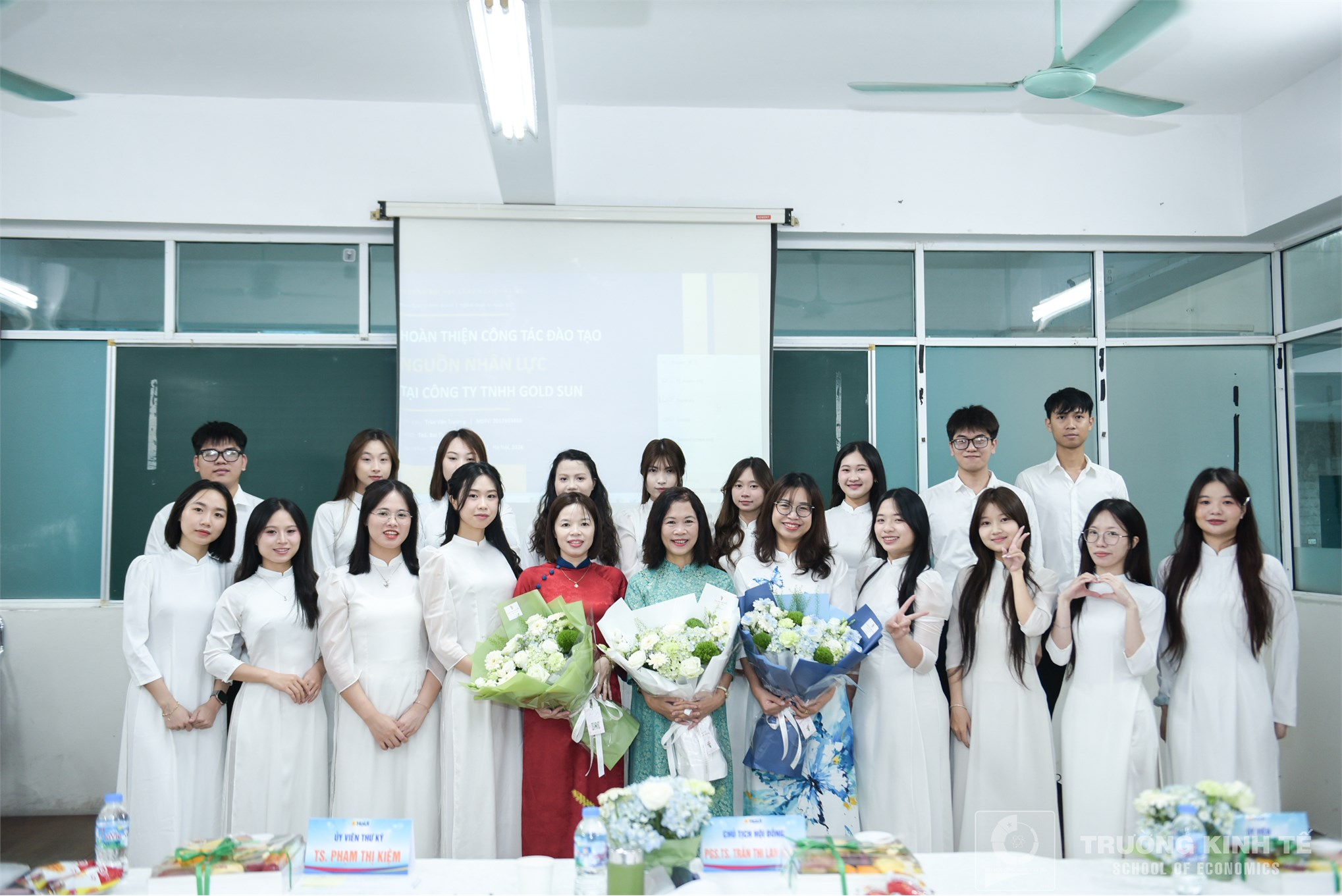 Rộn ràng mùa bảo vệ khóa luận tốt nghiệp tại trường kinh tế: nơi tri thức và cảm xúc hội tụ