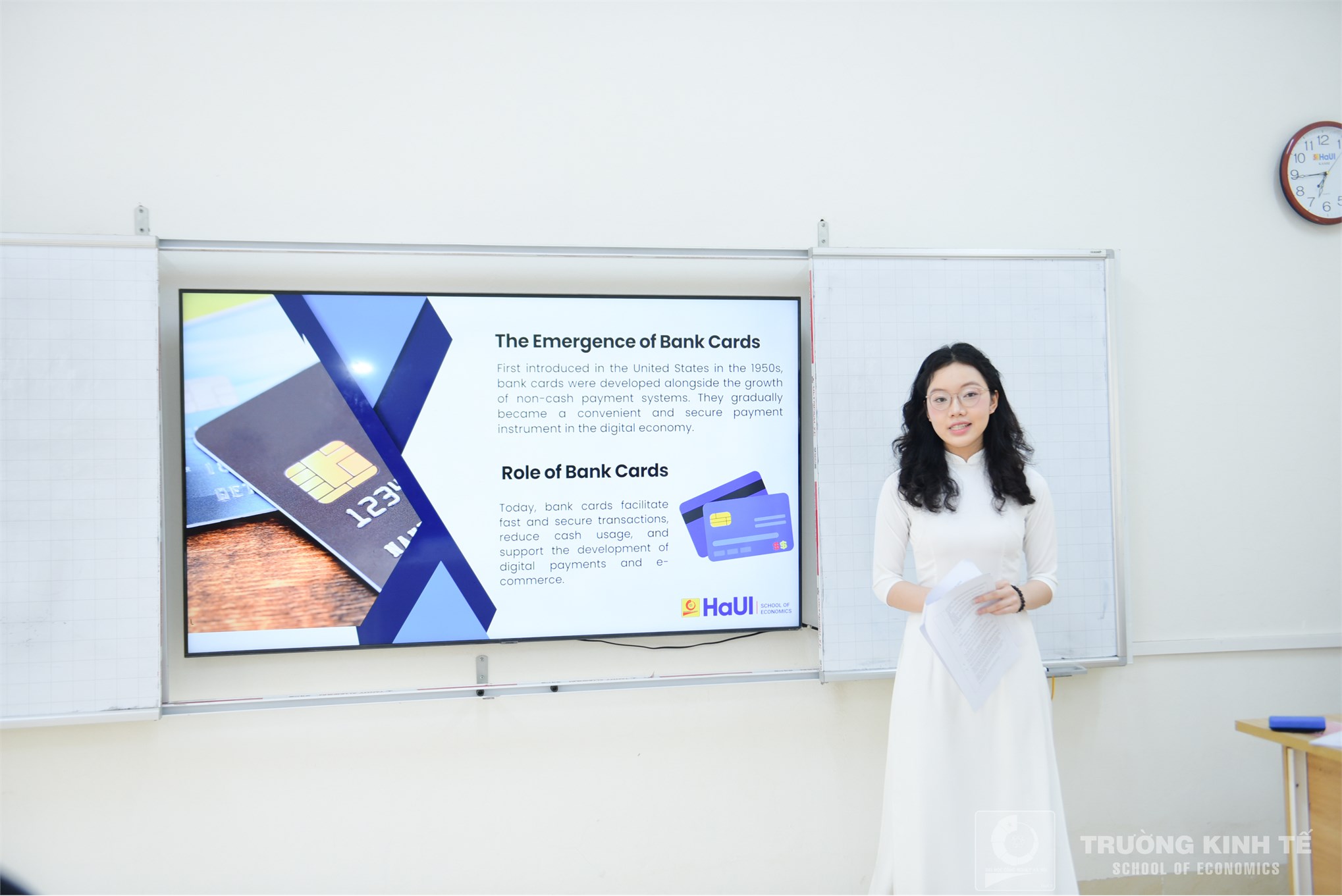 Rộn ràng mùa bảo vệ khóa luận tốt nghiệp tại trường kinh tế: nơi tri thức và cảm xúc hội tụ