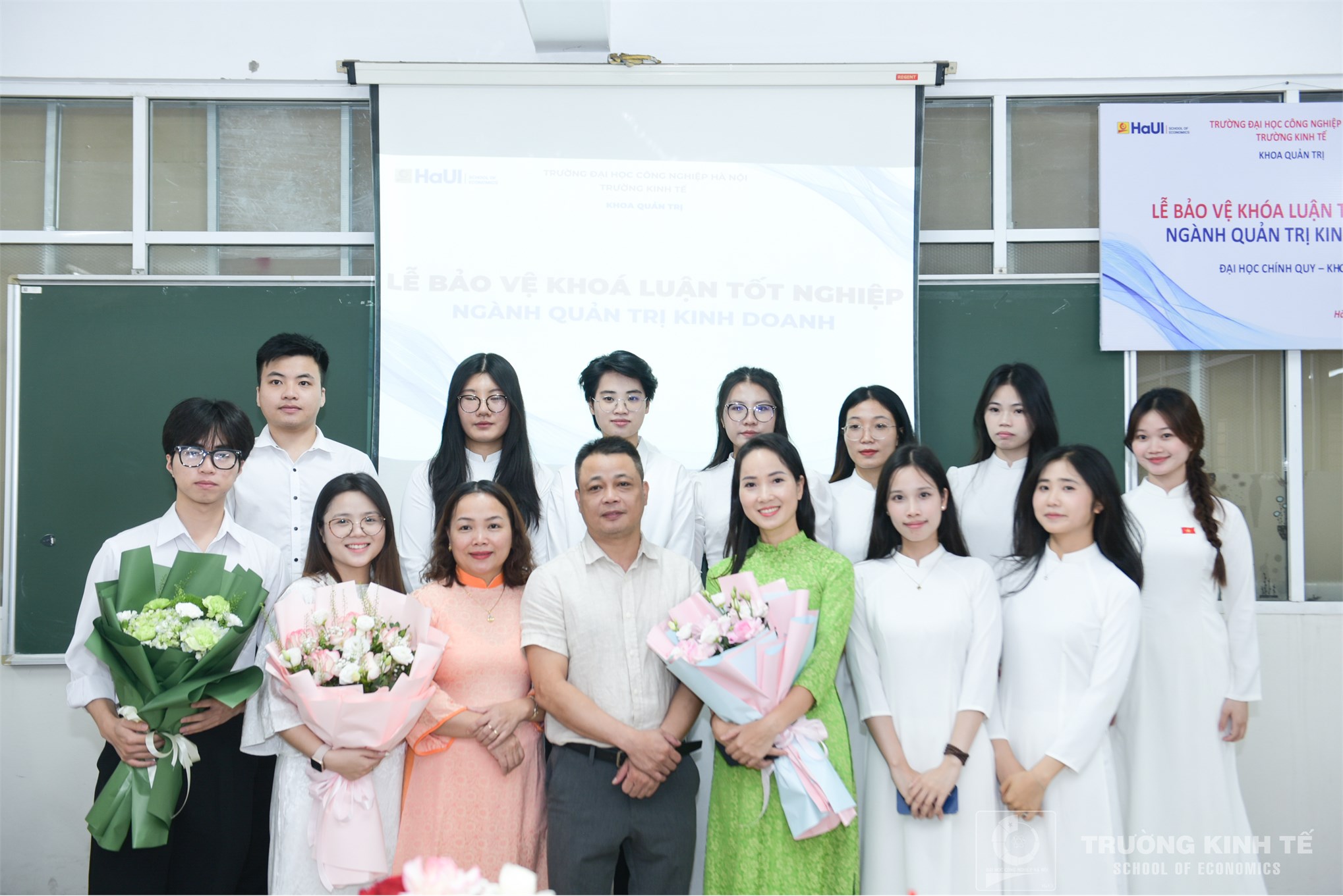 Rộn ràng mùa bảo vệ khóa luận tốt nghiệp tại trường kinh tế: nơi tri thức và cảm xúc hội tụ