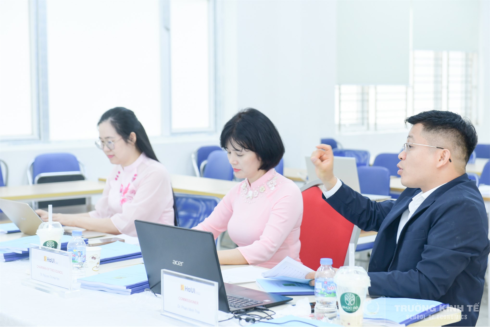 Rộn ràng mùa bảo vệ khóa luận tốt nghiệp tại trường kinh tế: nơi tri thức và cảm xúc hội tụ