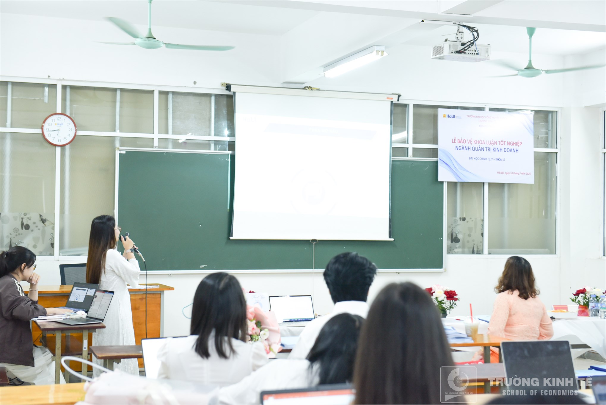 Rộn ràng mùa bảo vệ khóa luận tốt nghiệp tại trường kinh tế: nơi tri thức và cảm xúc hội tụ