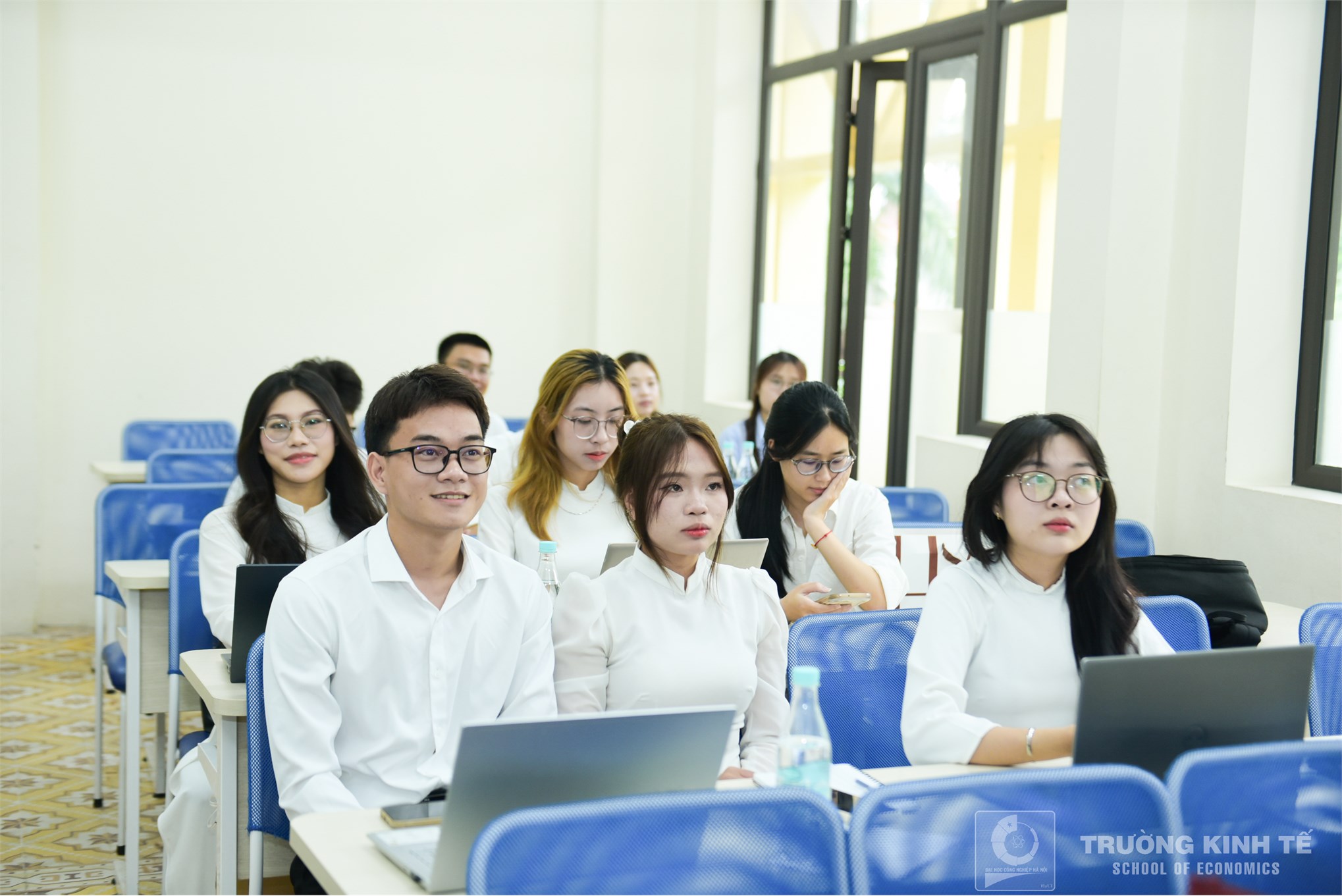 Rộn ràng mùa bảo vệ khóa luận tốt nghiệp tại trường kinh tế: nơi tri thức và cảm xúc hội tụ