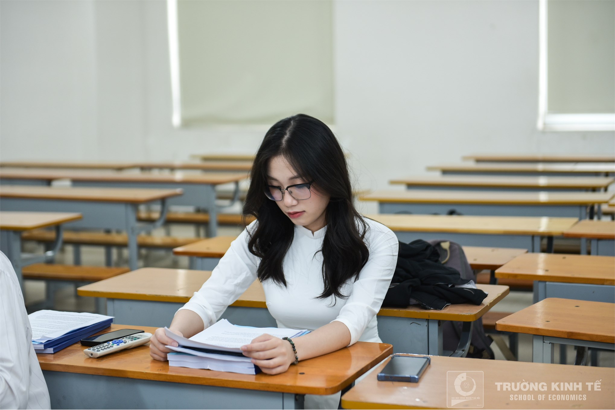 Rộn ràng mùa bảo vệ khóa luận tốt nghiệp tại trường kinh tế: nơi tri thức và cảm xúc hội tụ