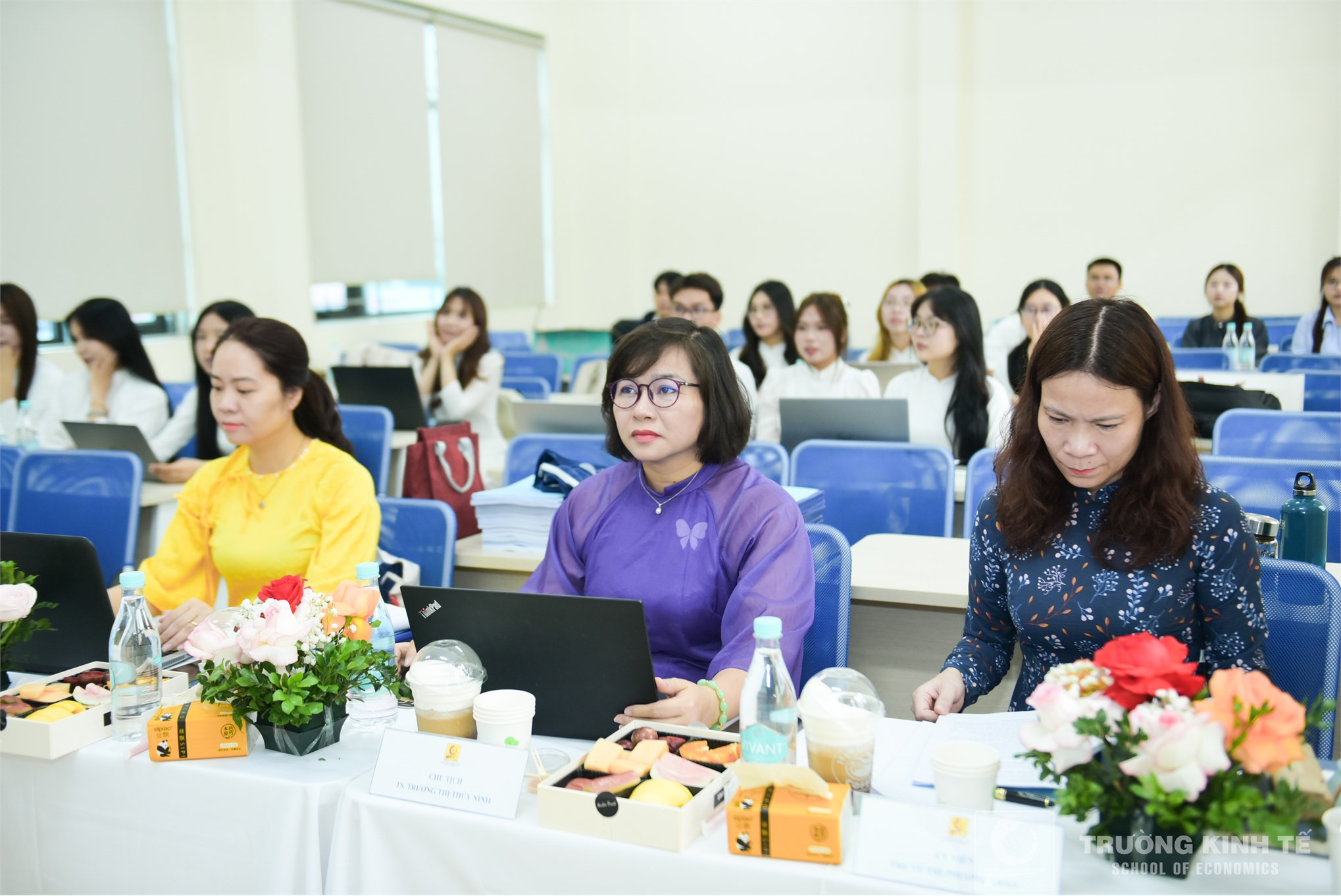Rộn ràng mùa bảo vệ khóa luận tốt nghiệp tại trường kinh tế: nơi tri thức và cảm xúc hội tụ
