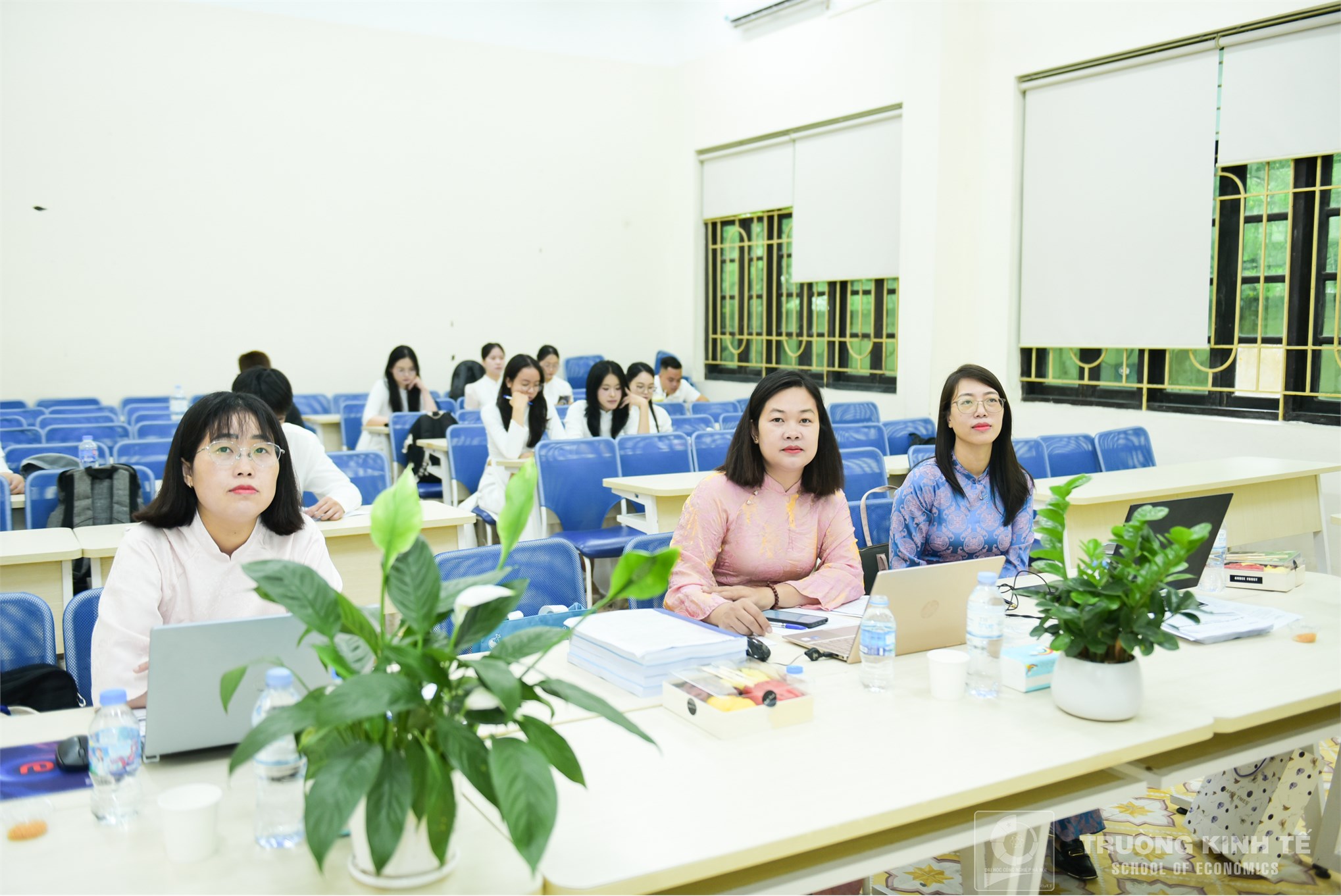 Rộn ràng mùa bảo vệ khóa luận tốt nghiệp tại trường kinh tế: nơi tri thức và cảm xúc hội tụ