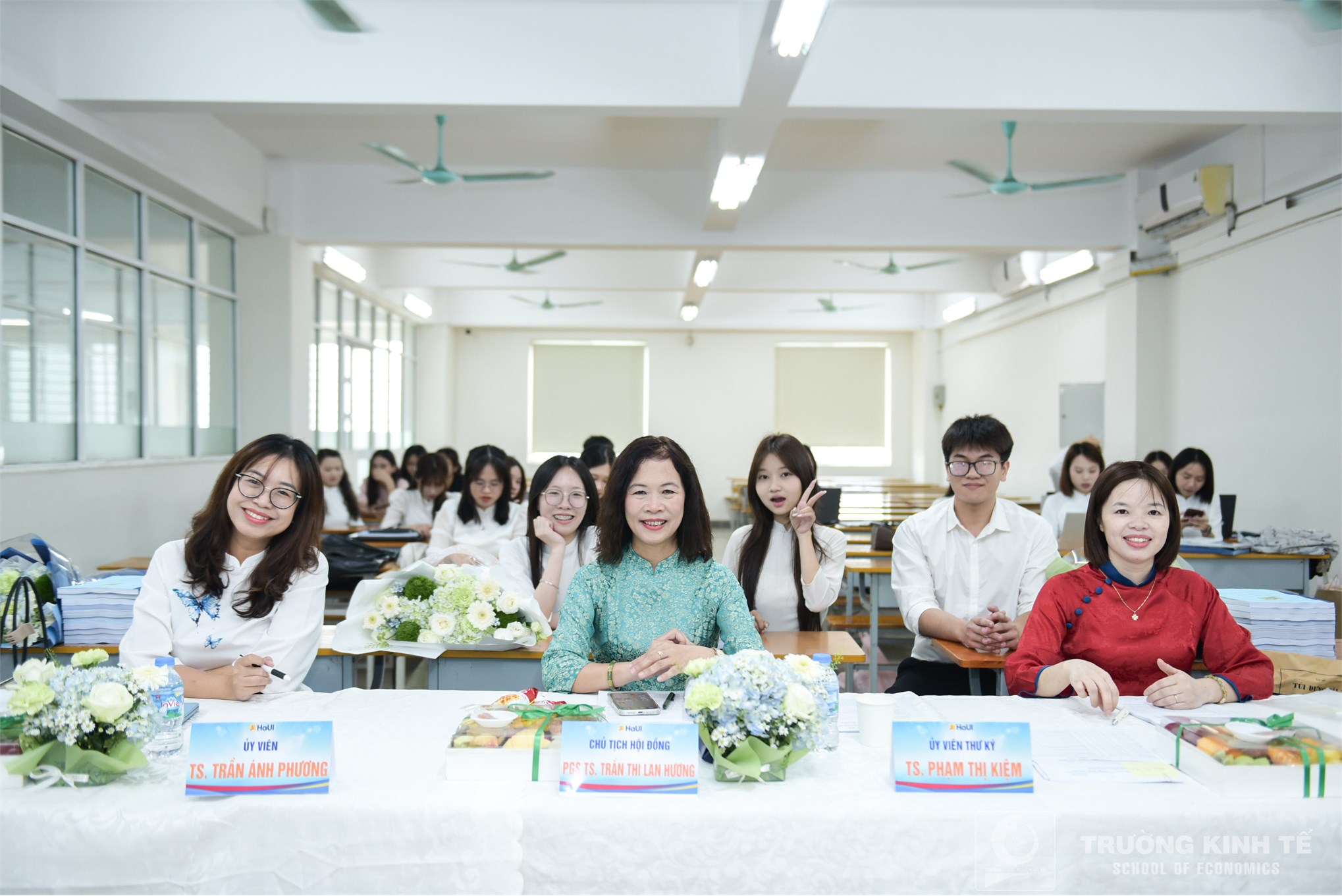 Rộn ràng mùa bảo vệ khóa luận tốt nghiệp tại trường kinh tế: nơi tri thức và cảm xúc hội tụ