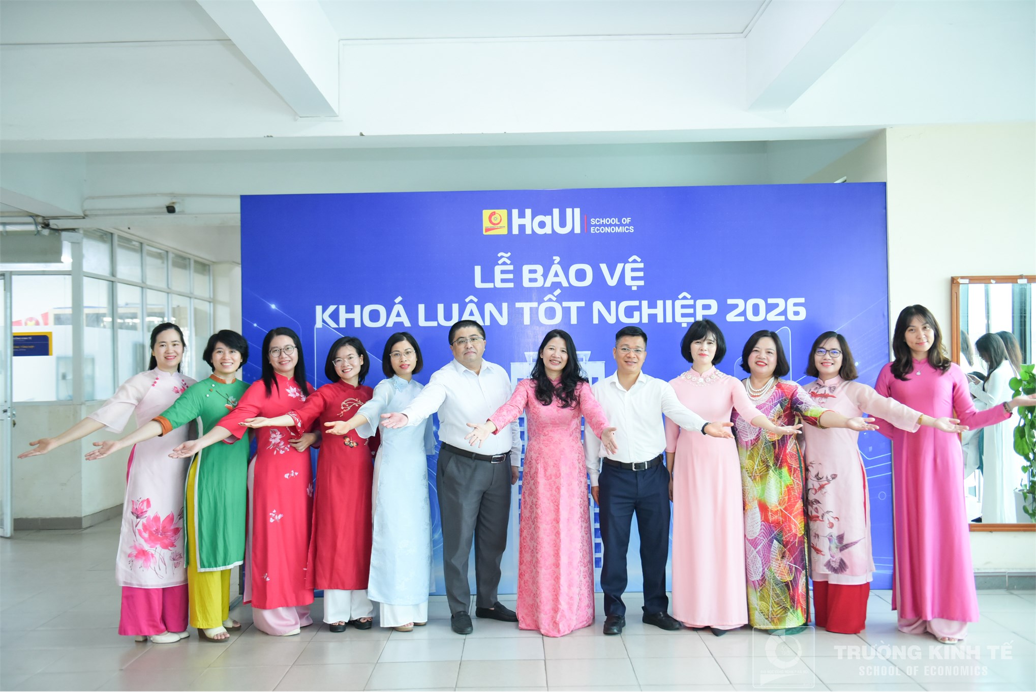 Rộn ràng mùa bảo vệ khóa luận tốt nghiệp tại trường kinh tế: nơi tri thức và cảm xúc hội tụ