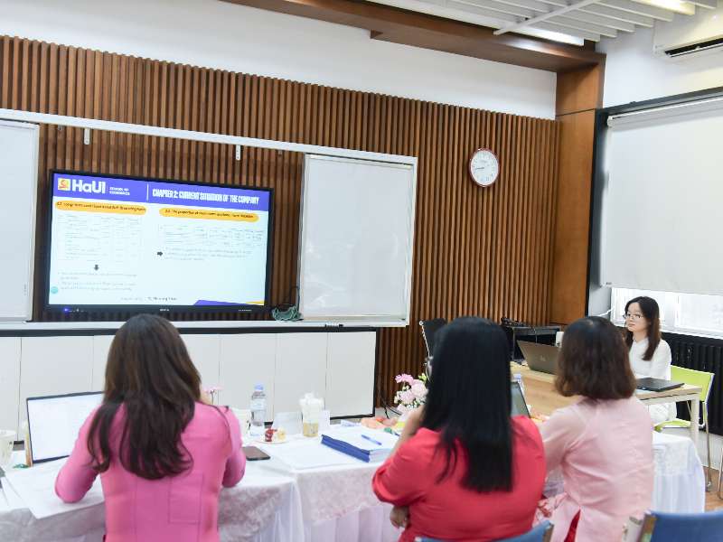 Dấu ấn tiên phong: Trường Kinh tế (HaUI) chúc mừng khóa đầu tiên ngành Tài chính ngân hàng (chương trình tiếng Anh) bảo vệ thành công Khóa luận tốt nghiệp