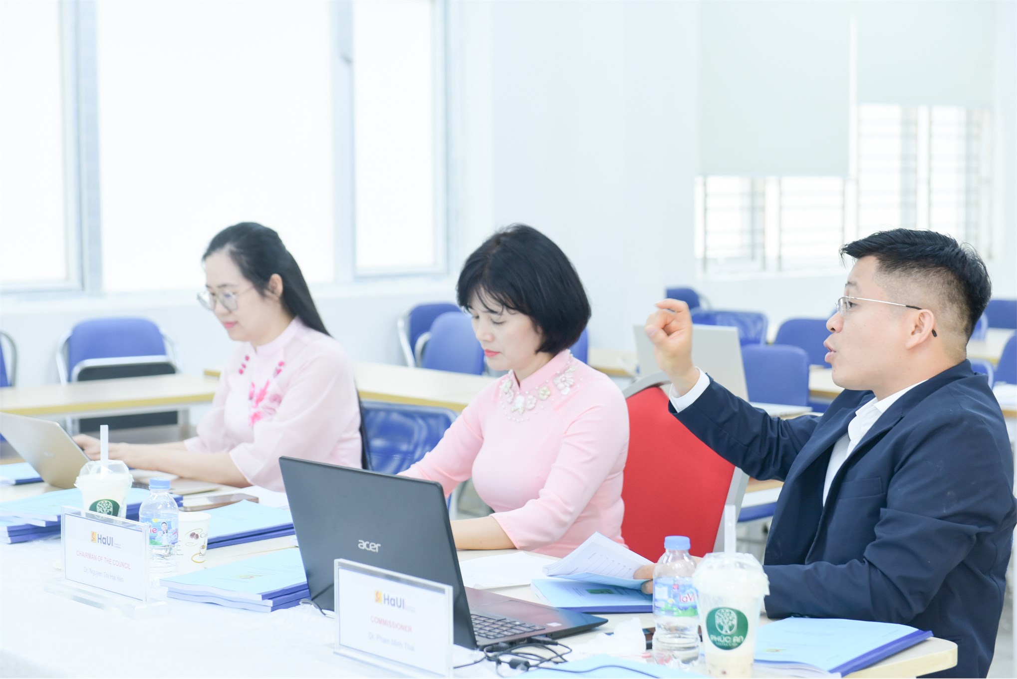 Dấu ấn tiên phong: Trường Kinh tế (HaUI) chúc mừng khóa đầu tiên ngành Tài chính ngân hàng (chương trình tiếng Anh) bảo vệ thành công Khóa luận tốt nghiệp
