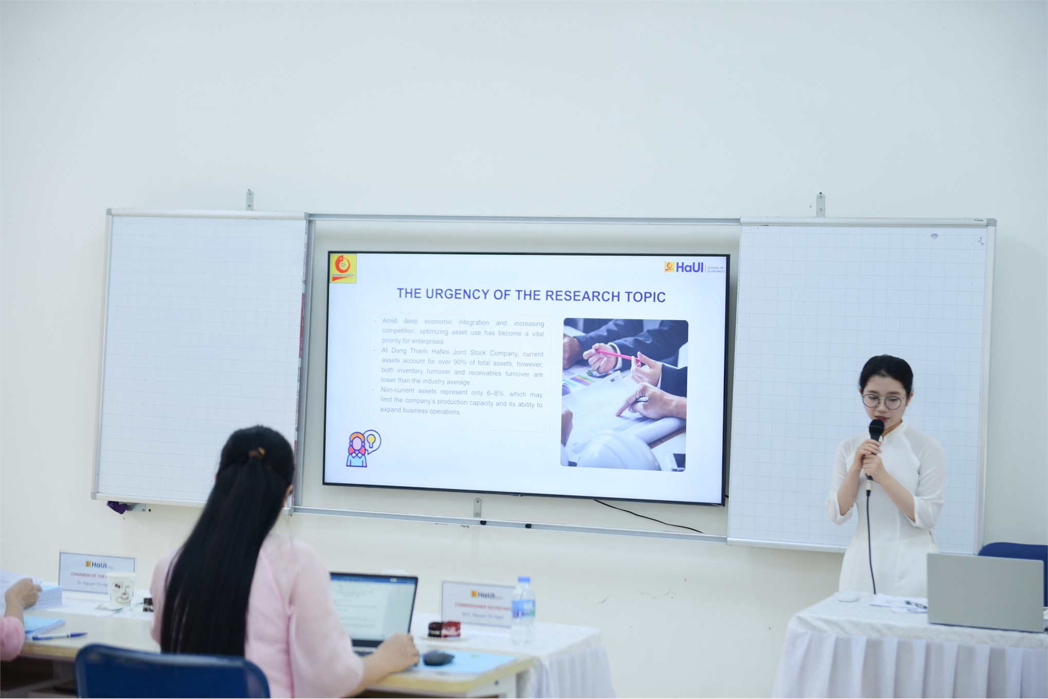 Dấu ấn tiên phong: Trường Kinh tế (HaUI) chúc mừng khóa đầu tiên ngành Tài chính ngân hàng (chương trình tiếng Anh) bảo vệ thành công Khóa luận tốt nghiệp