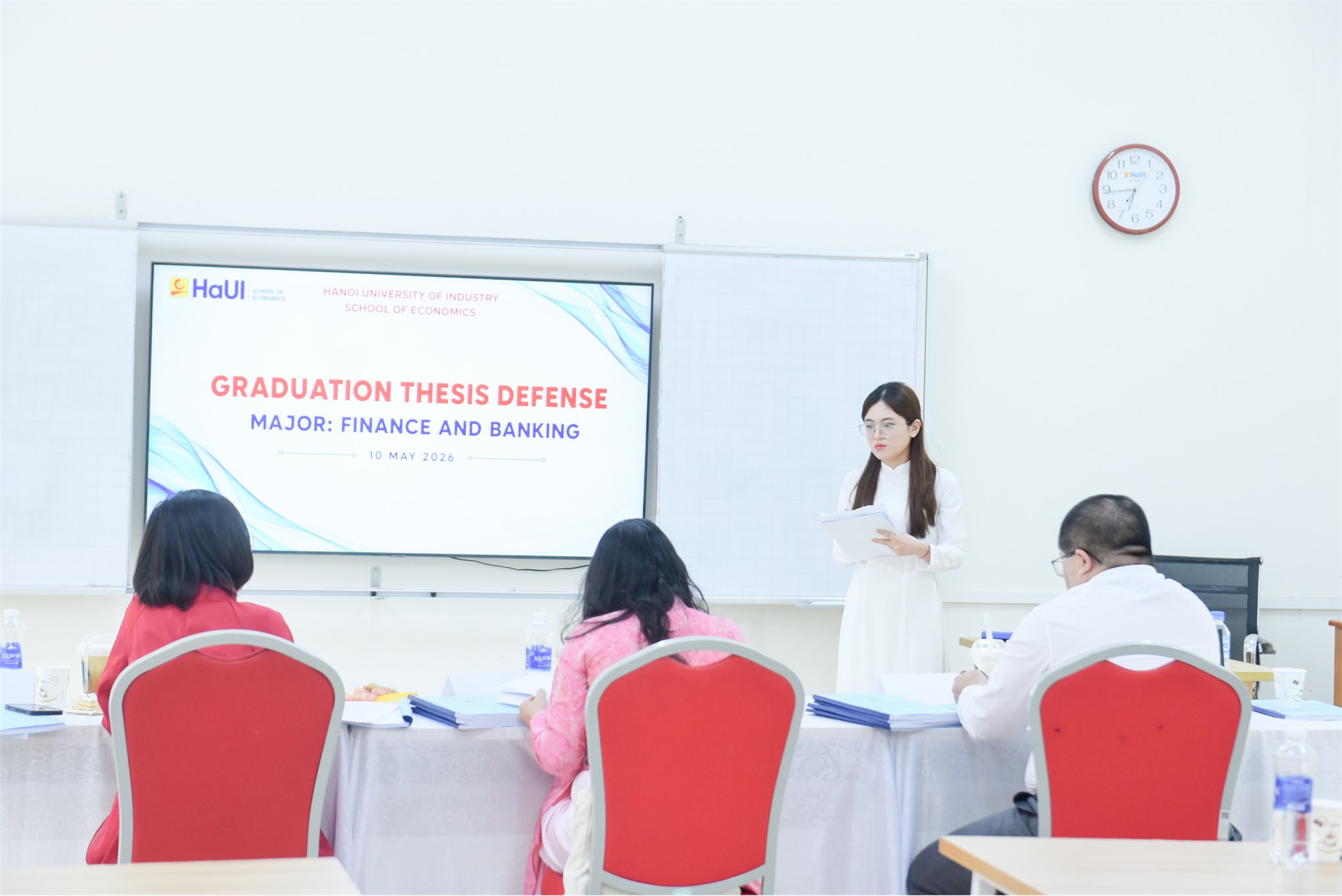 Dấu ấn tiên phong: Trường Kinh tế (HaUI) chúc mừng khóa đầu tiên ngành Tài chính ngân hàng (chương trình tiếng Anh) bảo vệ thành công Khóa luận tốt nghiệp