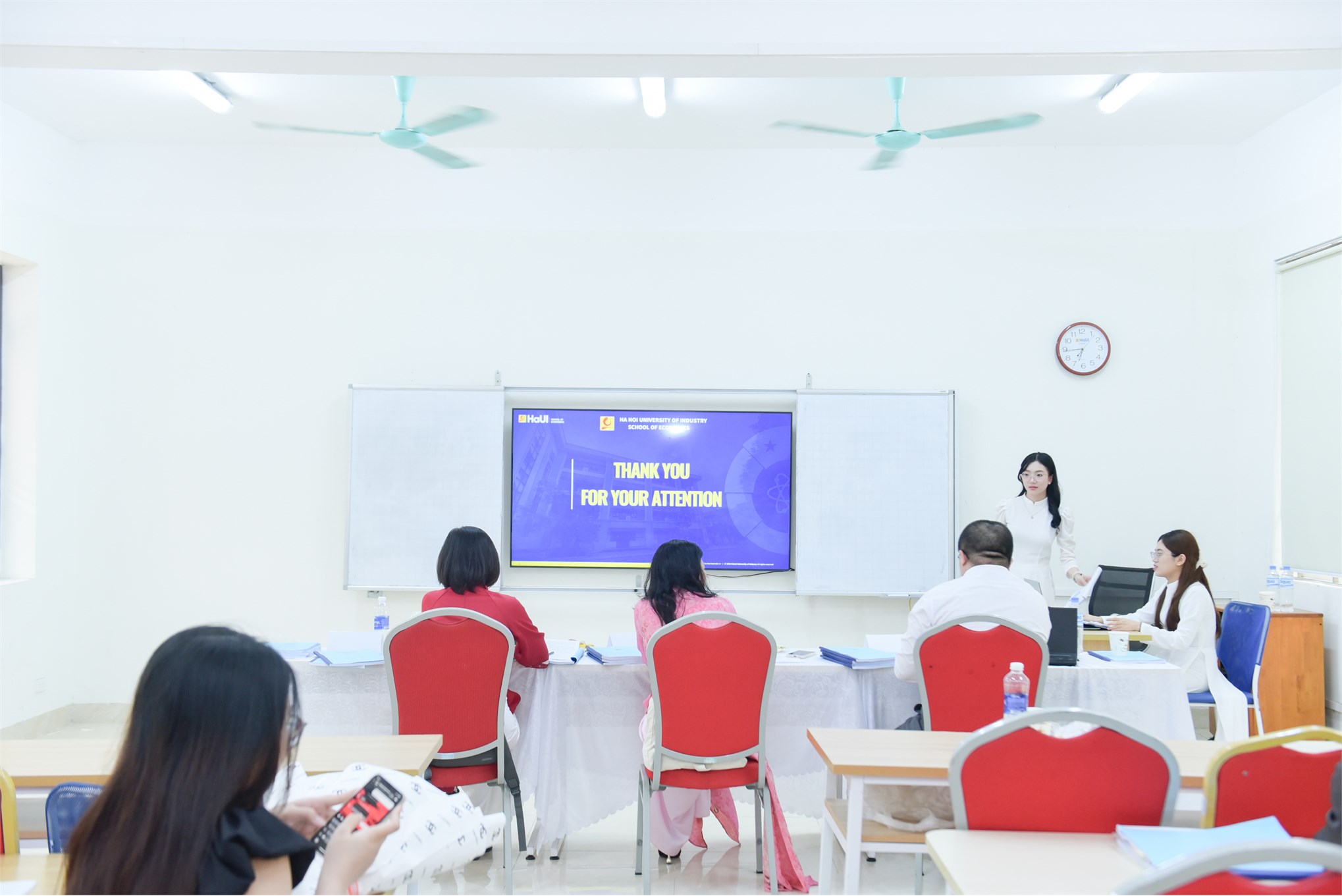 Dấu ấn tiên phong: Trường Kinh tế (HaUI) chúc mừng khóa đầu tiên ngành Tài chính ngân hàng (chương trình tiếng Anh) bảo vệ thành công Khóa luận tốt nghiệp