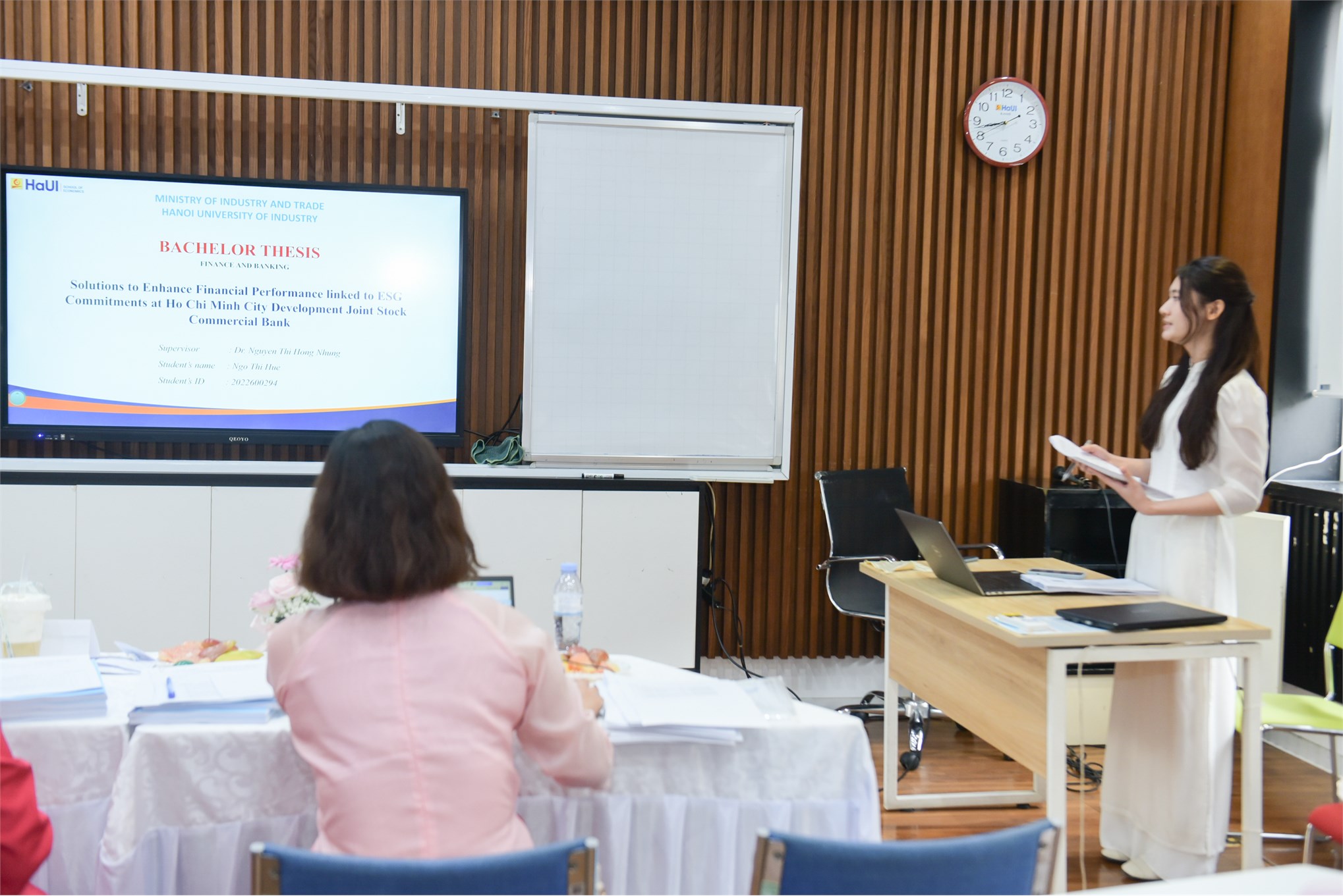 Dấu ấn tiên phong: Trường Kinh tế (HaUI) chúc mừng khóa đầu tiên ngành Tài chính ngân hàng (chương trình tiếng Anh) bảo vệ thành công Khóa luận tốt nghiệp