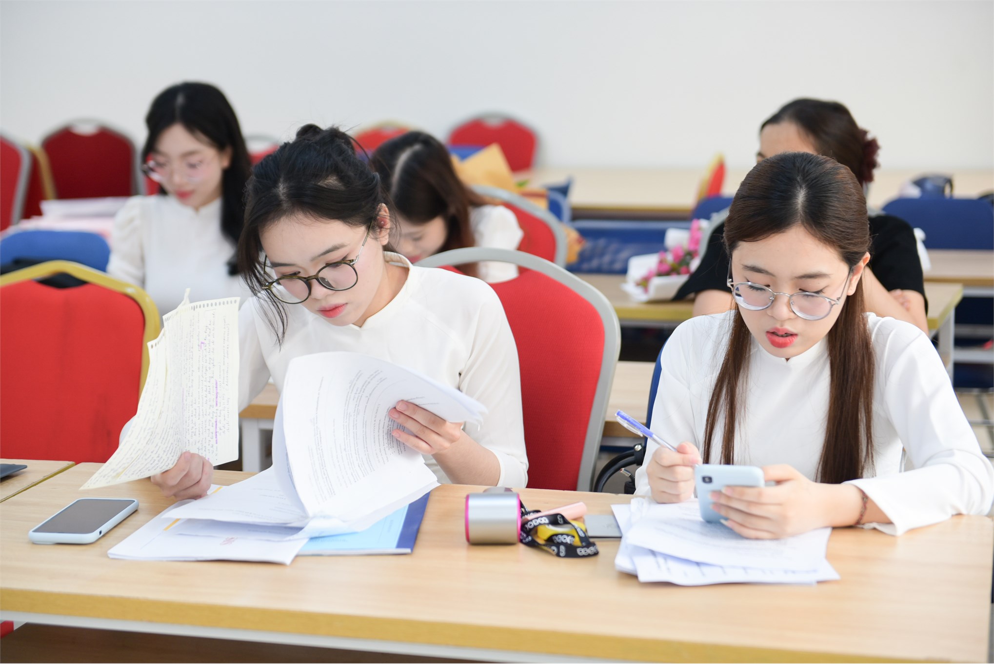 Dấu ấn tiên phong: Trường Kinh tế (HaUI) chúc mừng khóa đầu tiên ngành Tài chính ngân hàng (chương trình tiếng Anh) bảo vệ thành công Khóa luận tốt nghiệp