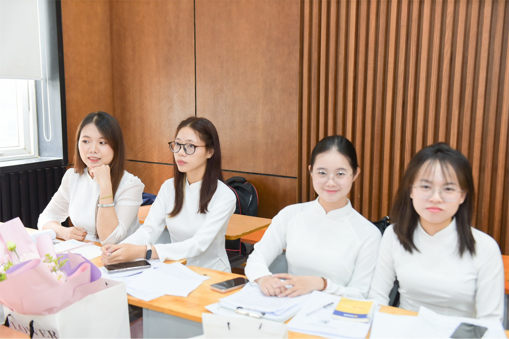 Dấu ấn tiên phong: Trường Kinh tế (HaUI) chúc mừng khóa đầu tiên ngành Tài chính ngân hàng (chương trình tiếng Anh) bảo vệ thành công Khóa luận tốt nghiệp