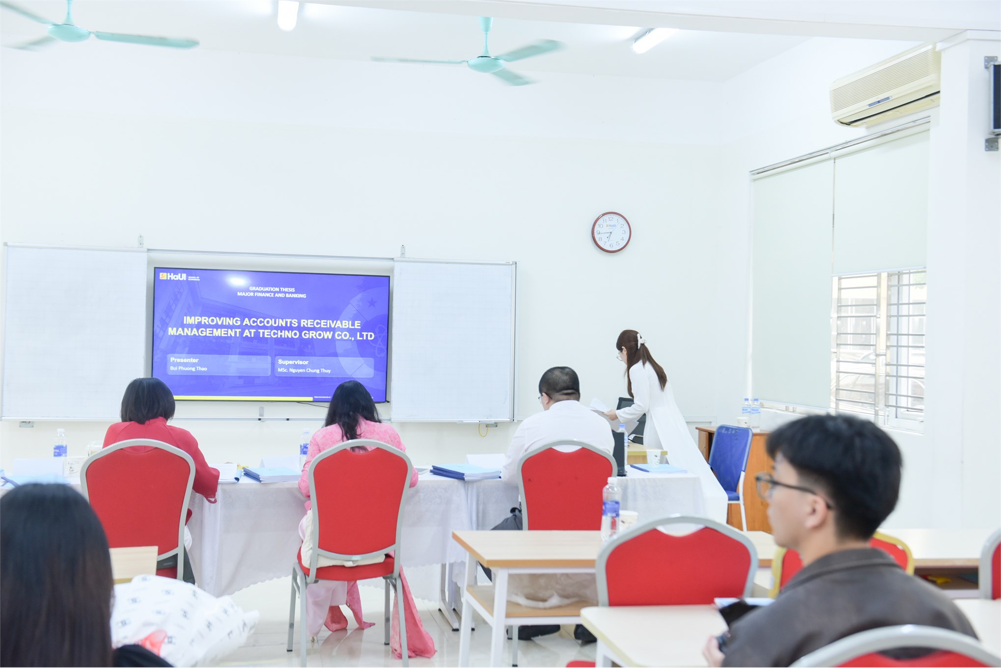Dấu ấn tiên phong: Trường Kinh tế (HaUI) chúc mừng khóa đầu tiên ngành Tài chính ngân hàng (chương trình tiếng Anh) bảo vệ thành công Khóa luận tốt nghiệp