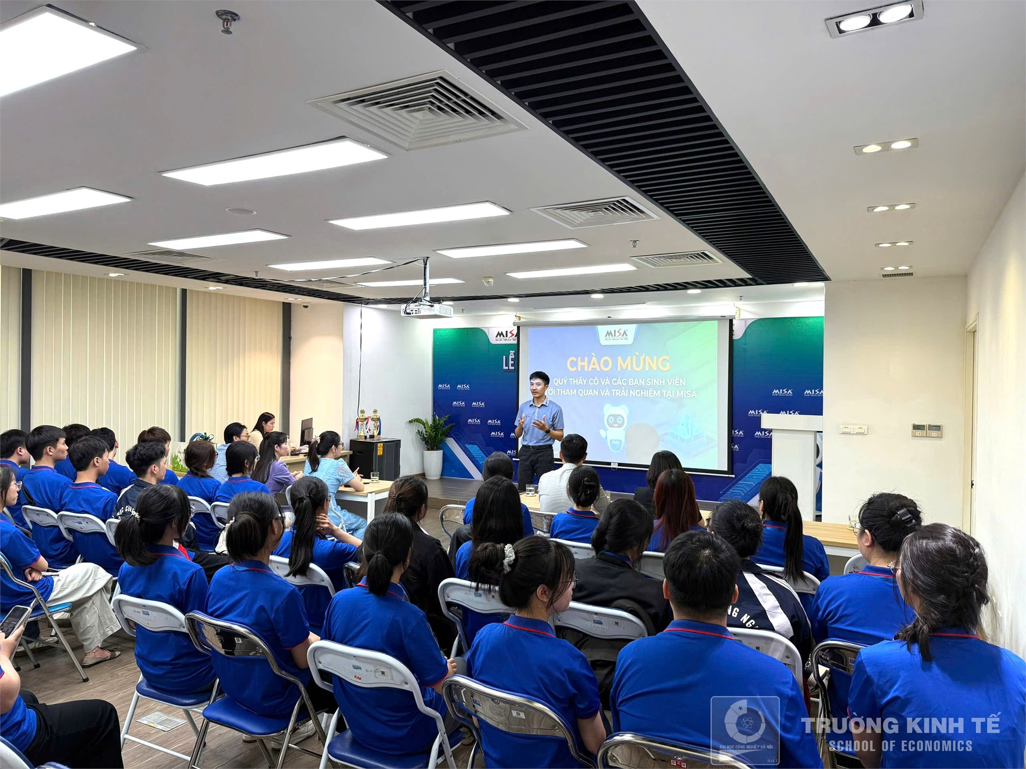 Sinh viên Khoa Knh doanh số, Trường Kinh tế tham quan thực tế tại Công ty Cổ phần MISA