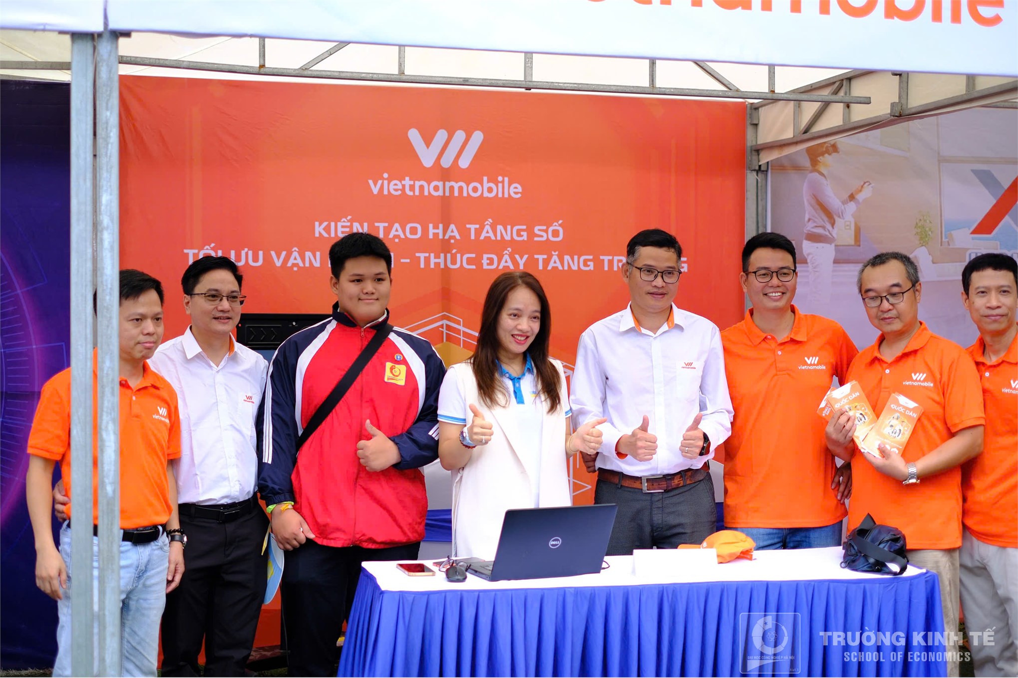 Sinh viên Khoa Kinh doanh số, Trường Kinh tế tham quan thực tế tại trung tâm dữ liệu ECODC – HANOI TELECOM