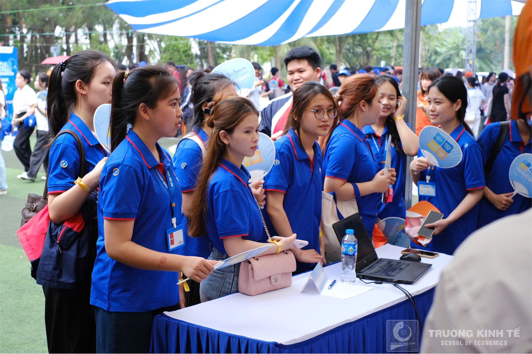 Sinh viên Khoa Kinh doanh số, Trường Kinh tế tham quan thực tế tại trung tâm dữ liệu ECODC – HANOI TELECOM