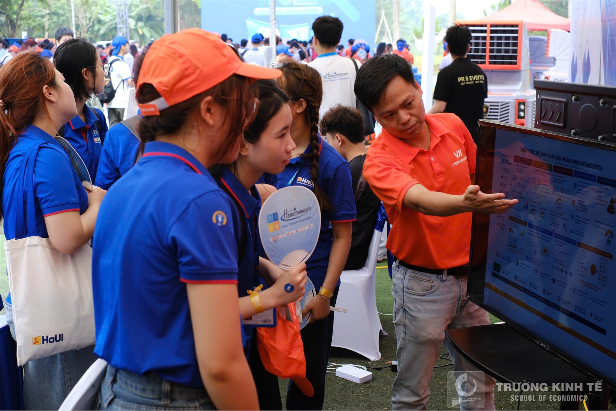 Sinh viên Khoa Kinh doanh số, Trường Kinh tế tham quan thực tế tại trung tâm dữ liệu ECODC – HANOI TELECOM