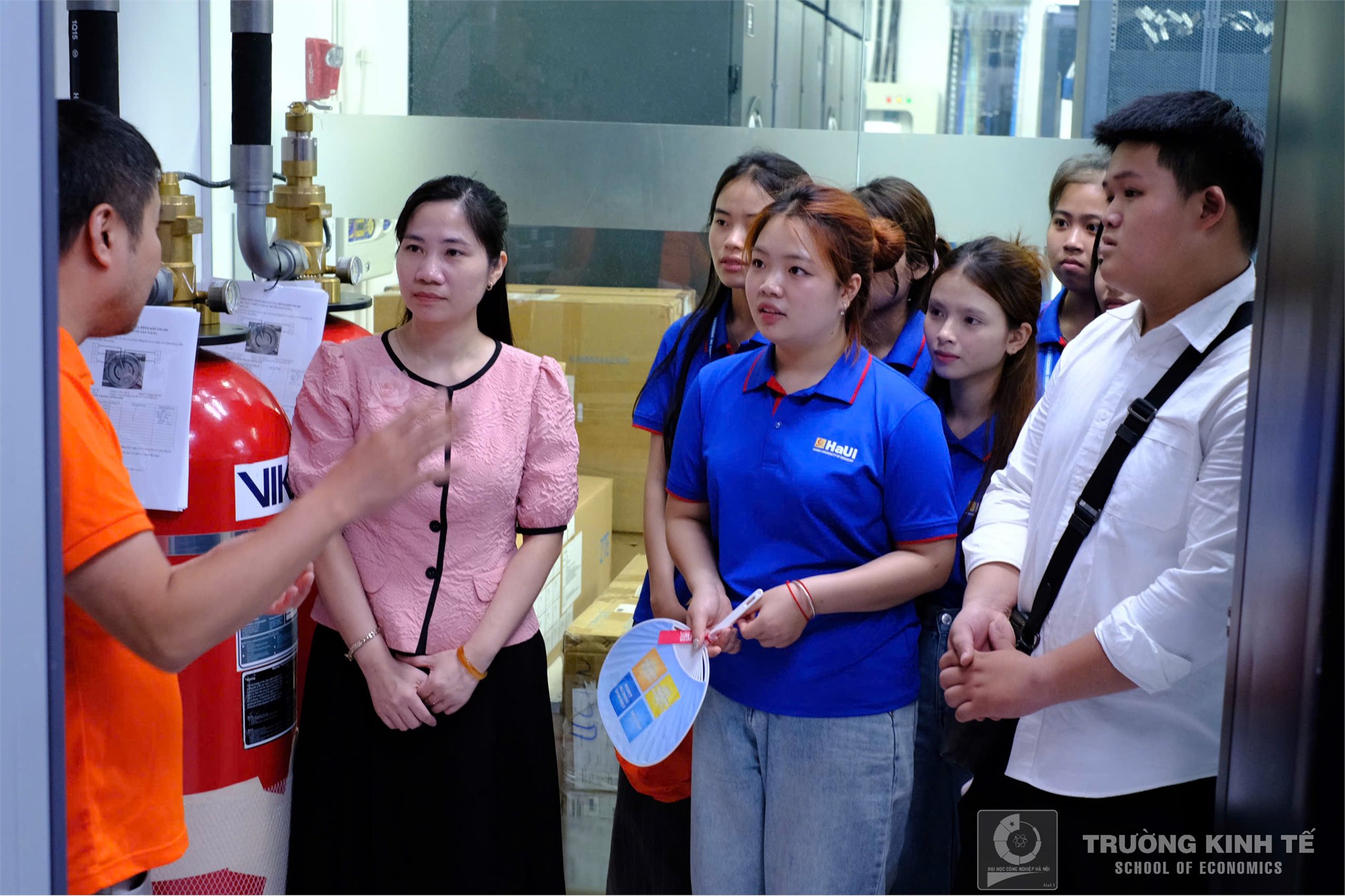 Sinh viên Khoa Kinh doanh số, Trường Kinh tế tham quan thực tế tại trung tâm dữ liệu ECODC – HANOI TELECOM