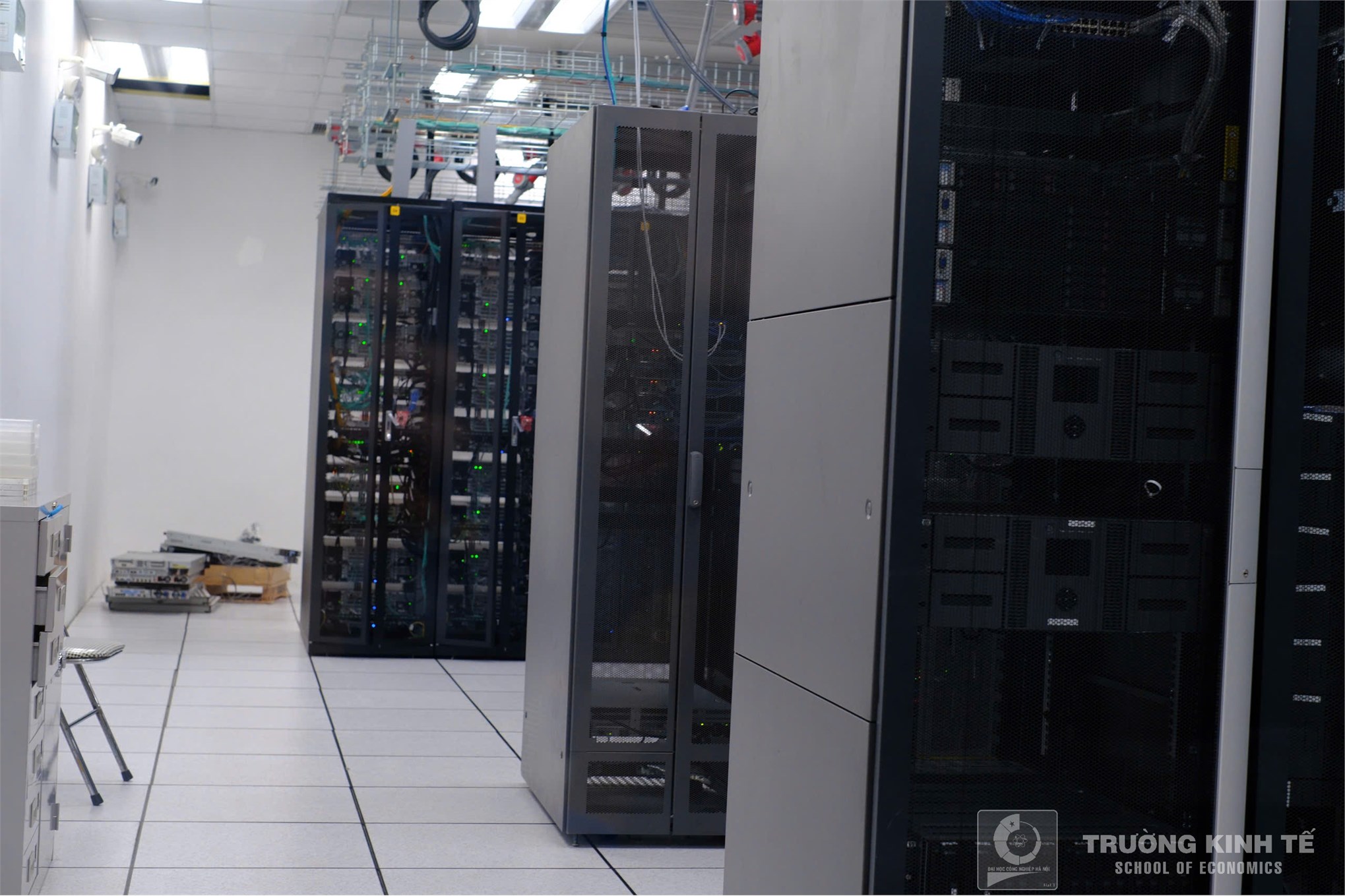 Sinh viên Khoa Kinh doanh số, Trường Kinh tế tham quan thực tế tại trung tâm dữ liệu ECODC – HANOI TELECOM