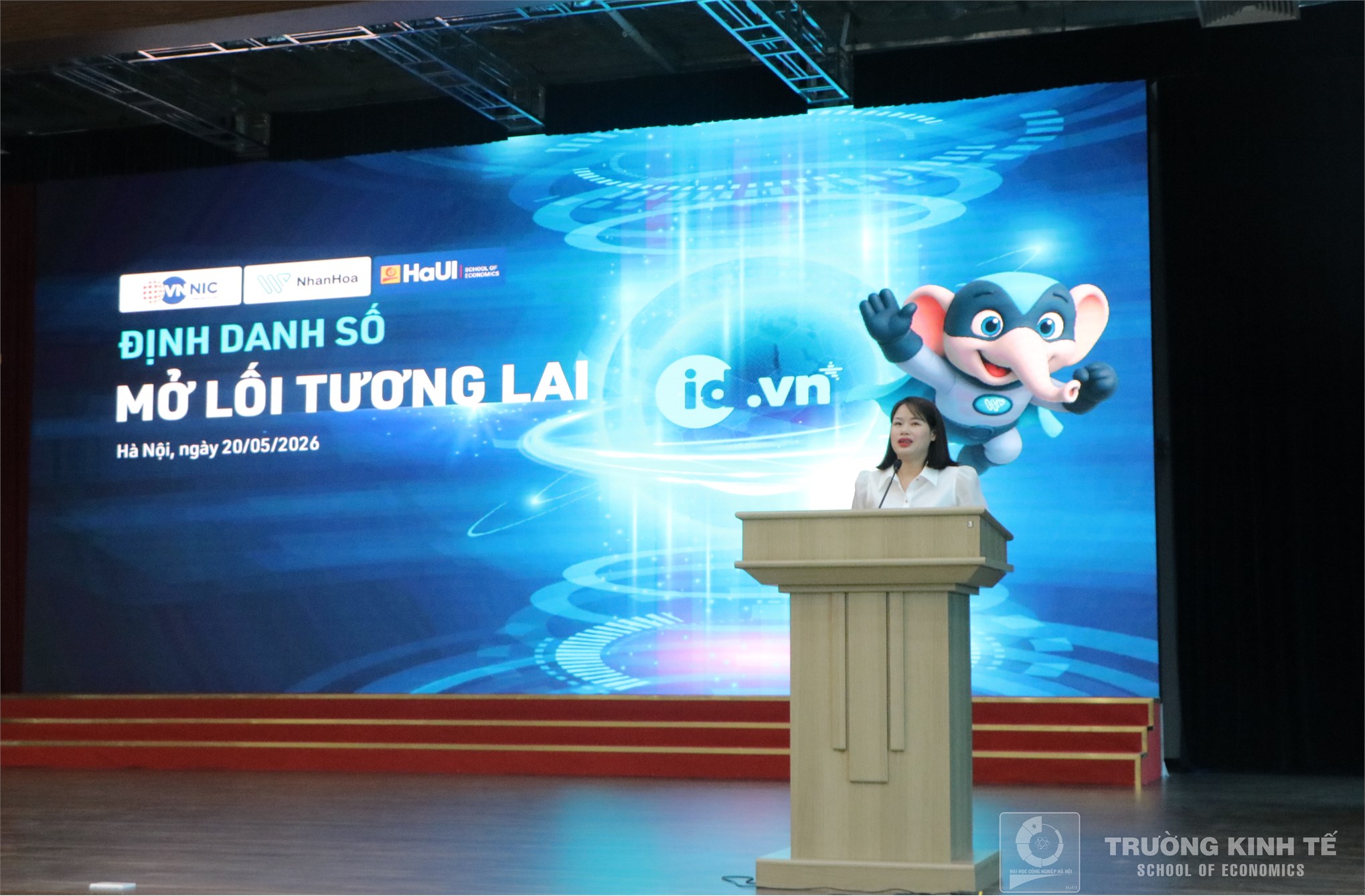 Định danh số - Mở lối tương lai: Cơ hội vàng cho sinh viên Trường Kinh tế sở hữu `tài sản số` với tên miền ID.VN