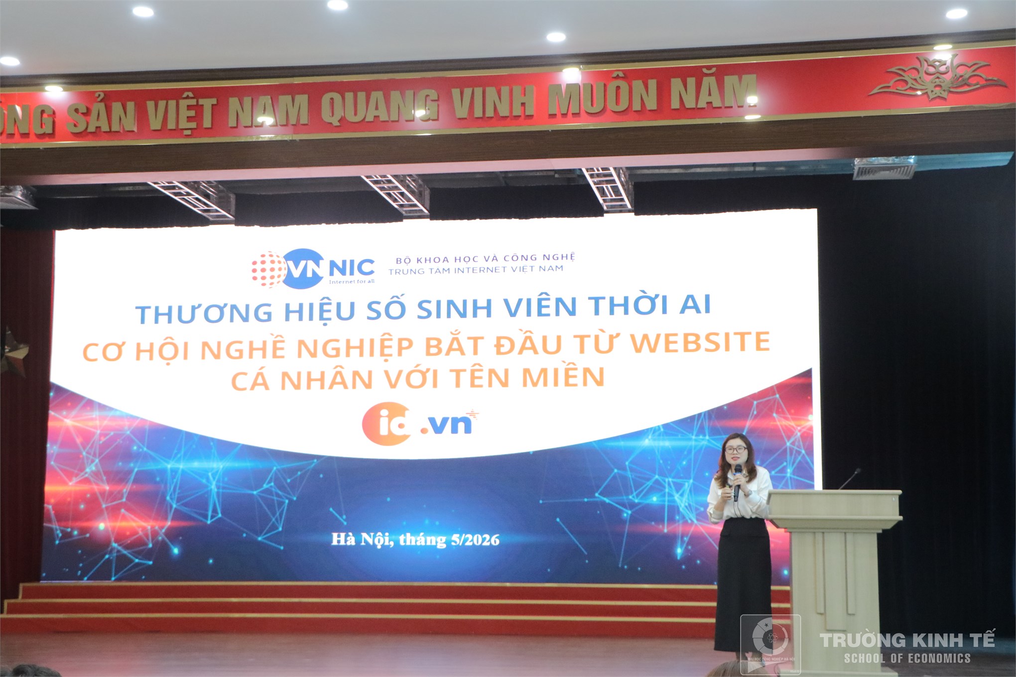 Định danh số - Mở lối tương lai: Cơ hội vàng cho sinh viên Trường Kinh tế sở hữu `tài sản số` với tên miền ID.VN