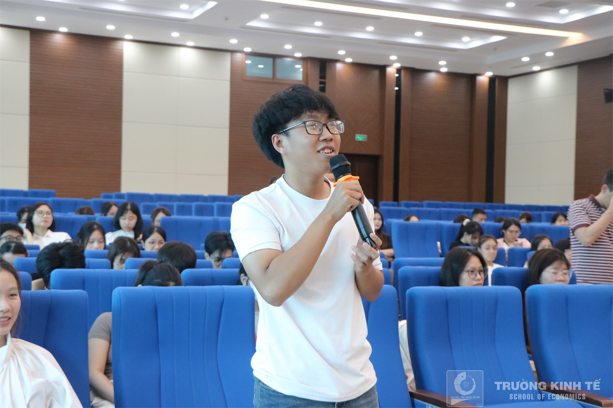 Định danh số - Mở lối tương lai: Cơ hội vàng cho sinh viên Trường Kinh tế sở hữu `tài sản số` với tên miền ID.VN