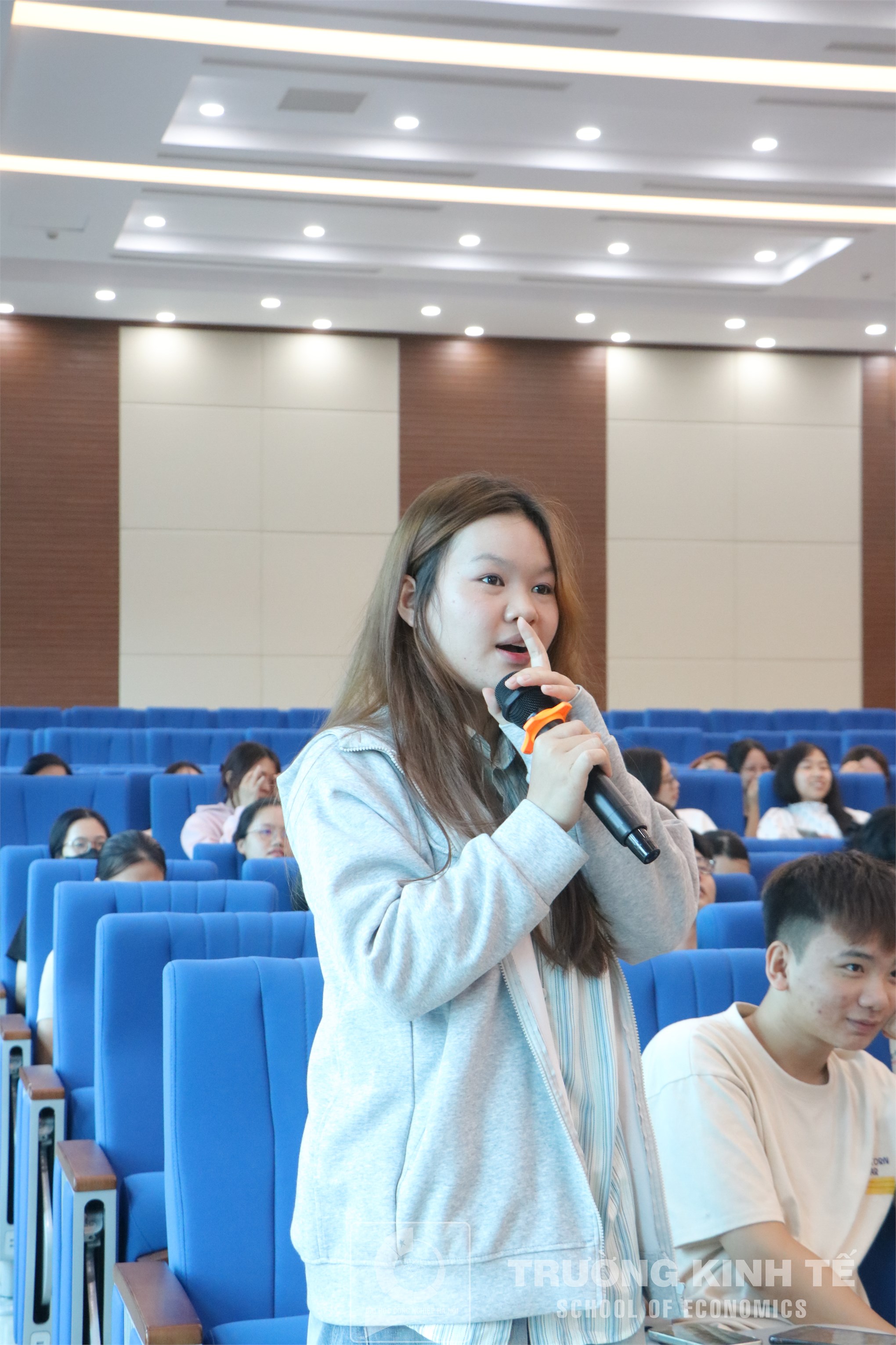 Định danh số - Mở lối tương lai: Cơ hội vàng cho sinh viên Trường Kinh tế sở hữu `tài sản số` với tên miền ID.VN