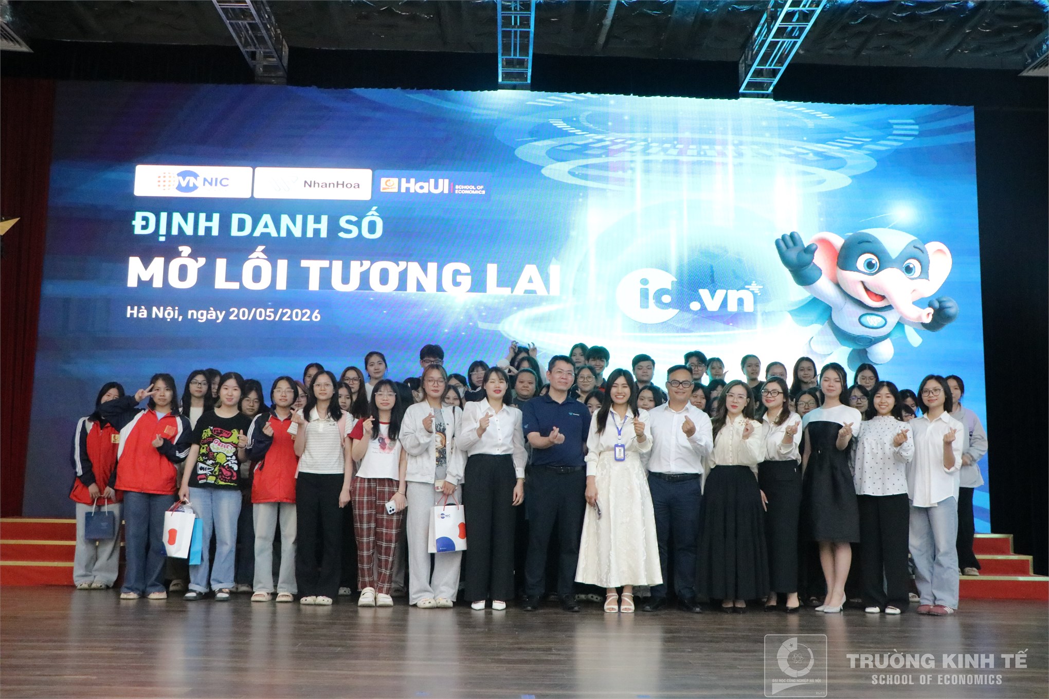 Định danh số - Mở lối tương lai: Cơ hội vàng cho sinh viên Trường Kinh tế sở hữu `tài sản số` với tên miền ID.VN