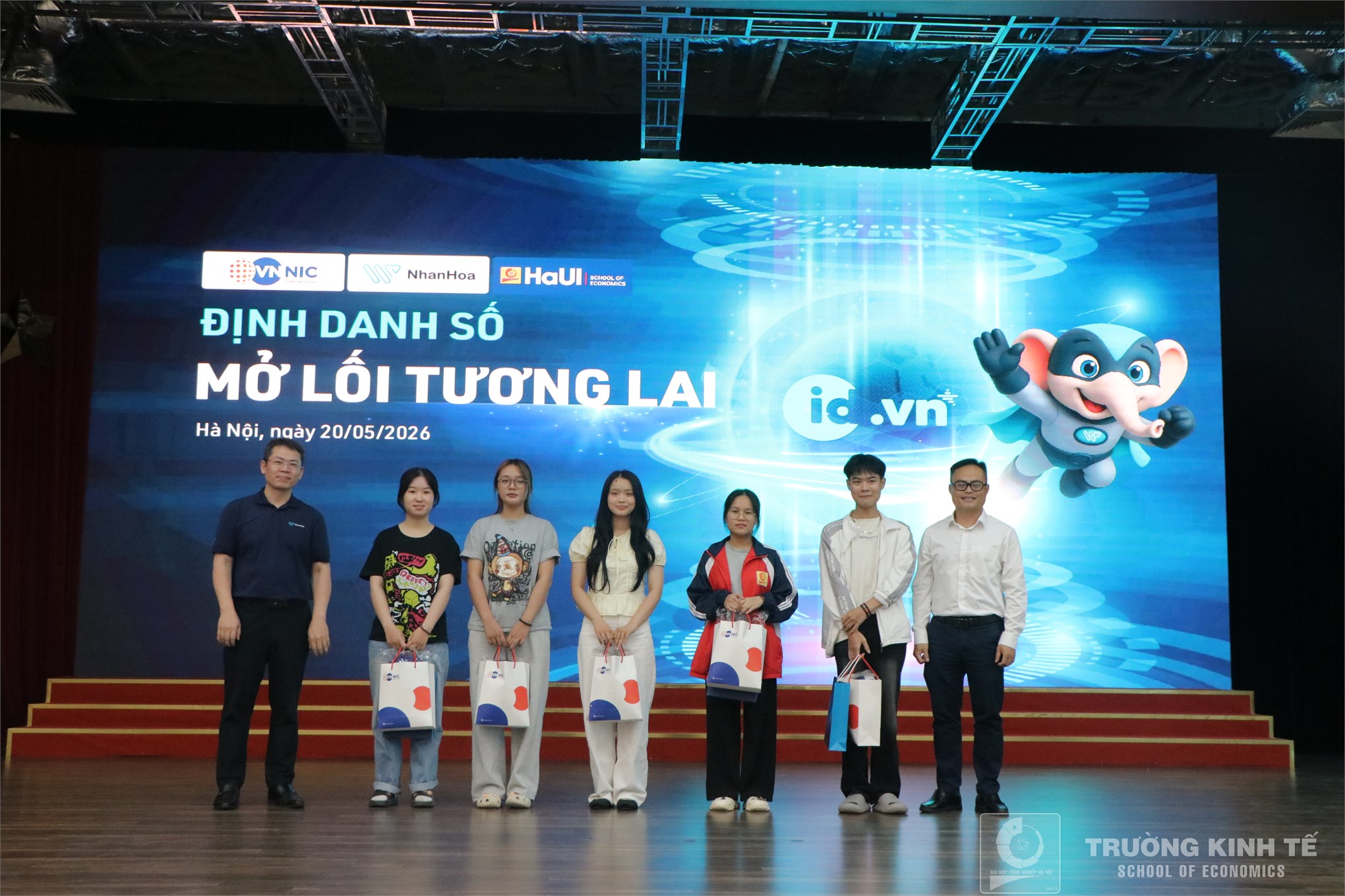 Định danh số - Mở lối tương lai: Cơ hội vàng cho sinh viên Trường Kinh tế sở hữu `tài sản số` với tên miền ID.VN