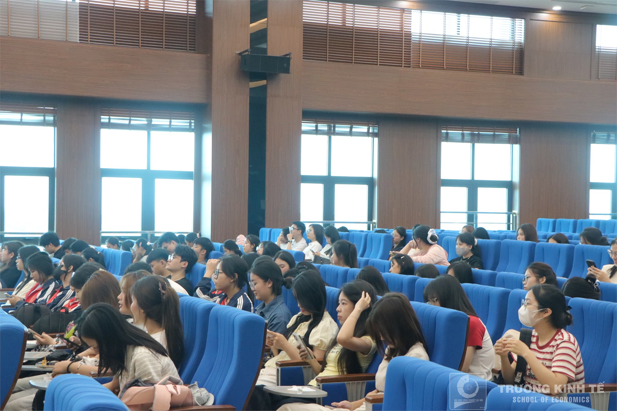 Định danh số - Mở lối tương lai: Cơ hội vàng cho sinh viên Trường Kinh tế sở hữu `tài sản số` với tên miền ID.VN