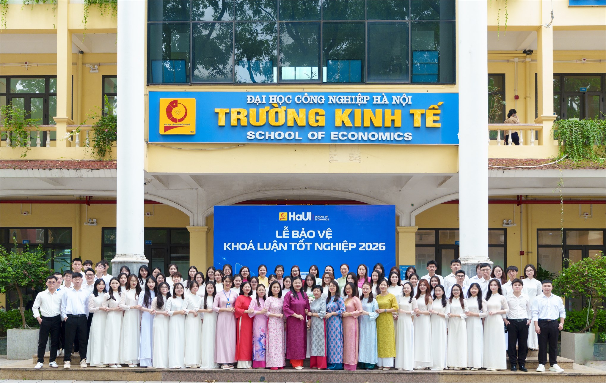 Chạm đích vinh quang: Dấu ấn rực rỡ tại những ngày đầu Lễ bảo vệ Khóa luận tốt nghiệp Trường Kinh tế năm học 2025-2026