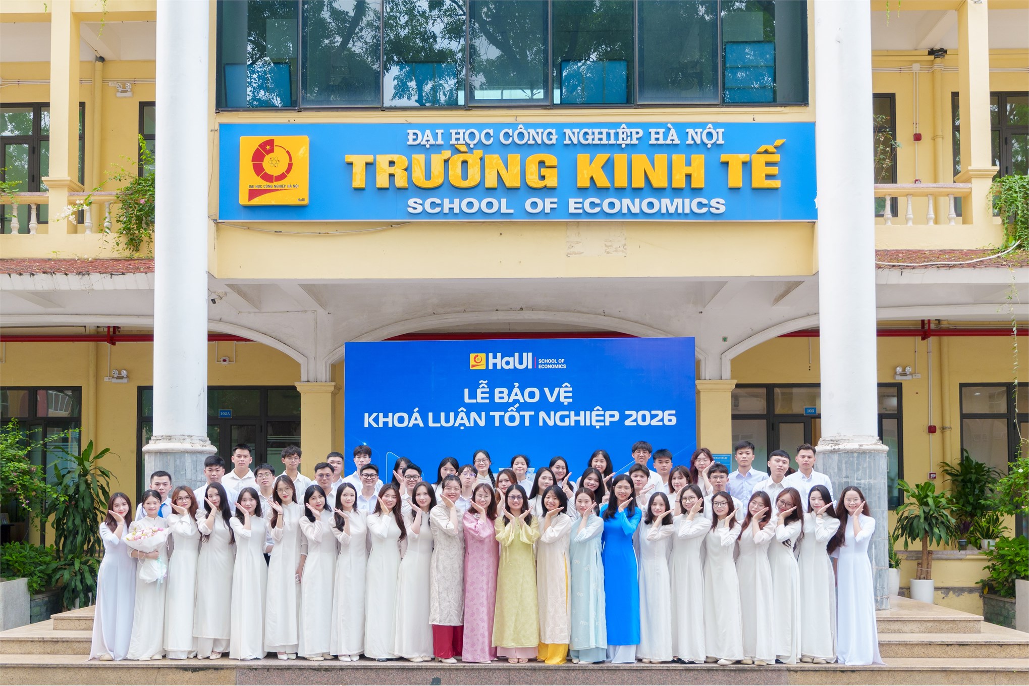 Chạm đích vinh quang: Dấu ấn rực rỡ tại những ngày đầu Lễ bảo vệ Khóa luận tốt nghiệp Trường Kinh tế năm học 2025-2026