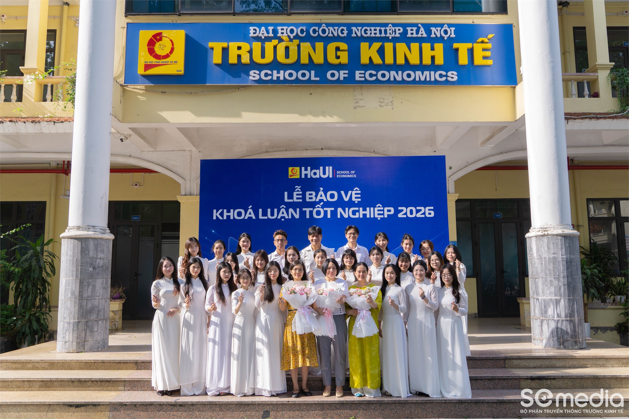 Chạm đích vinh quang: Dấu ấn rực rỡ tại những ngày đầu Lễ bảo vệ Khóa luận tốt nghiệp Trường Kinh tế năm học 2025-2026