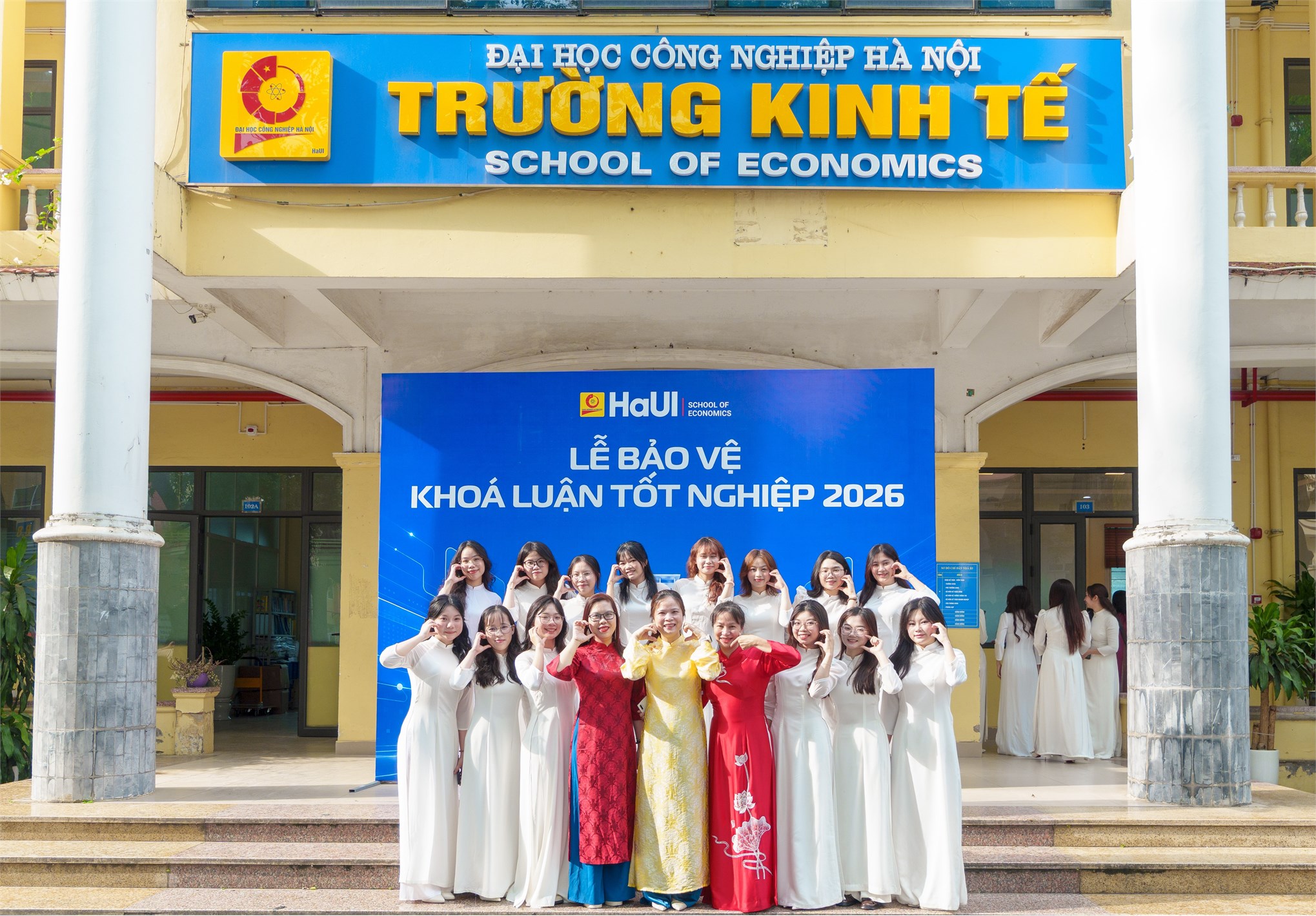 Chạm đích vinh quang: Dấu ấn rực rỡ tại những ngày đầu Lễ bảo vệ Khóa luận tốt nghiệp Trường Kinh tế năm học 2025-2026