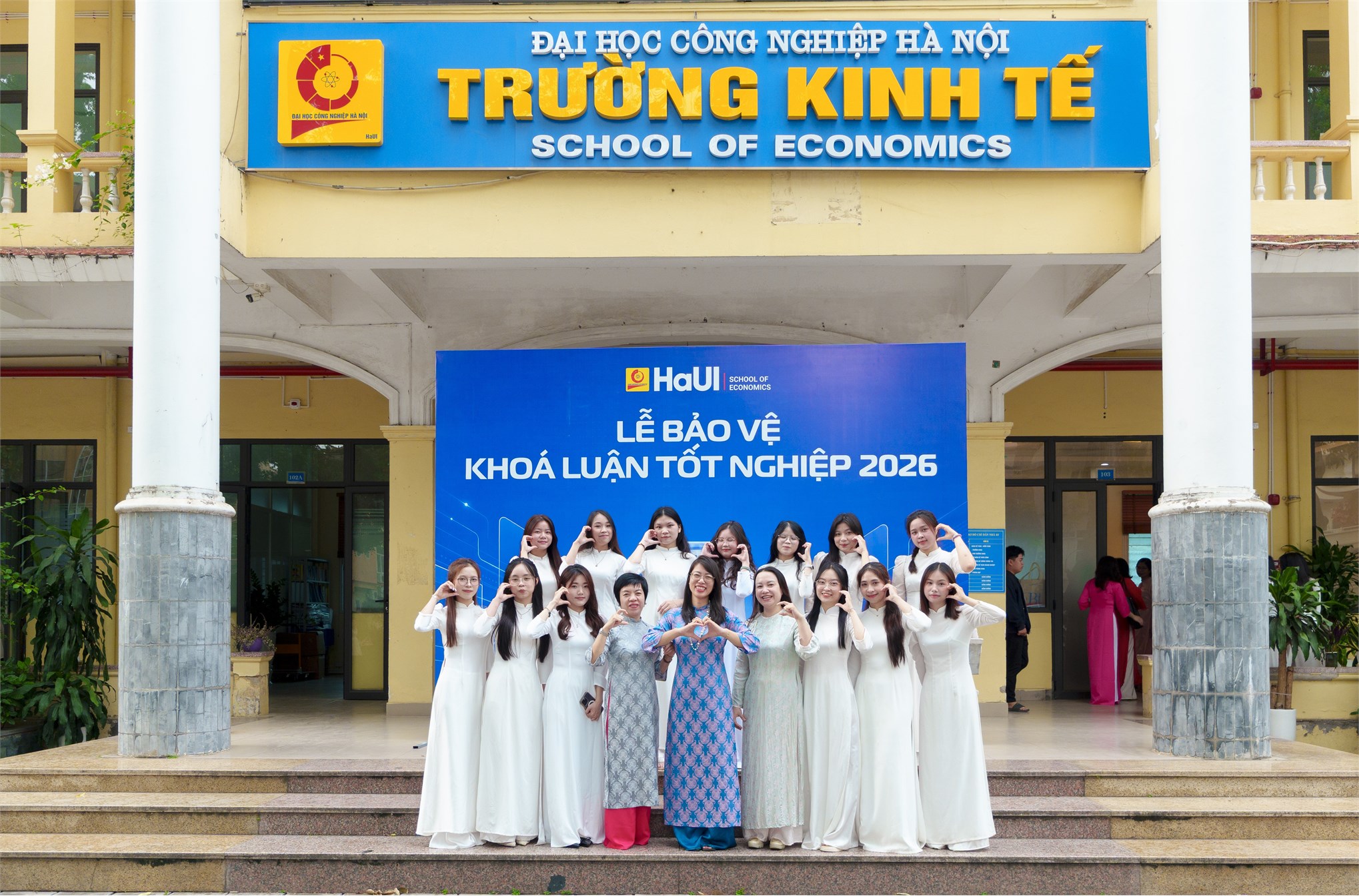 Chạm đích vinh quang: Dấu ấn rực rỡ tại những ngày đầu Lễ bảo vệ Khóa luận tốt nghiệp Trường Kinh tế năm học 2025-2026