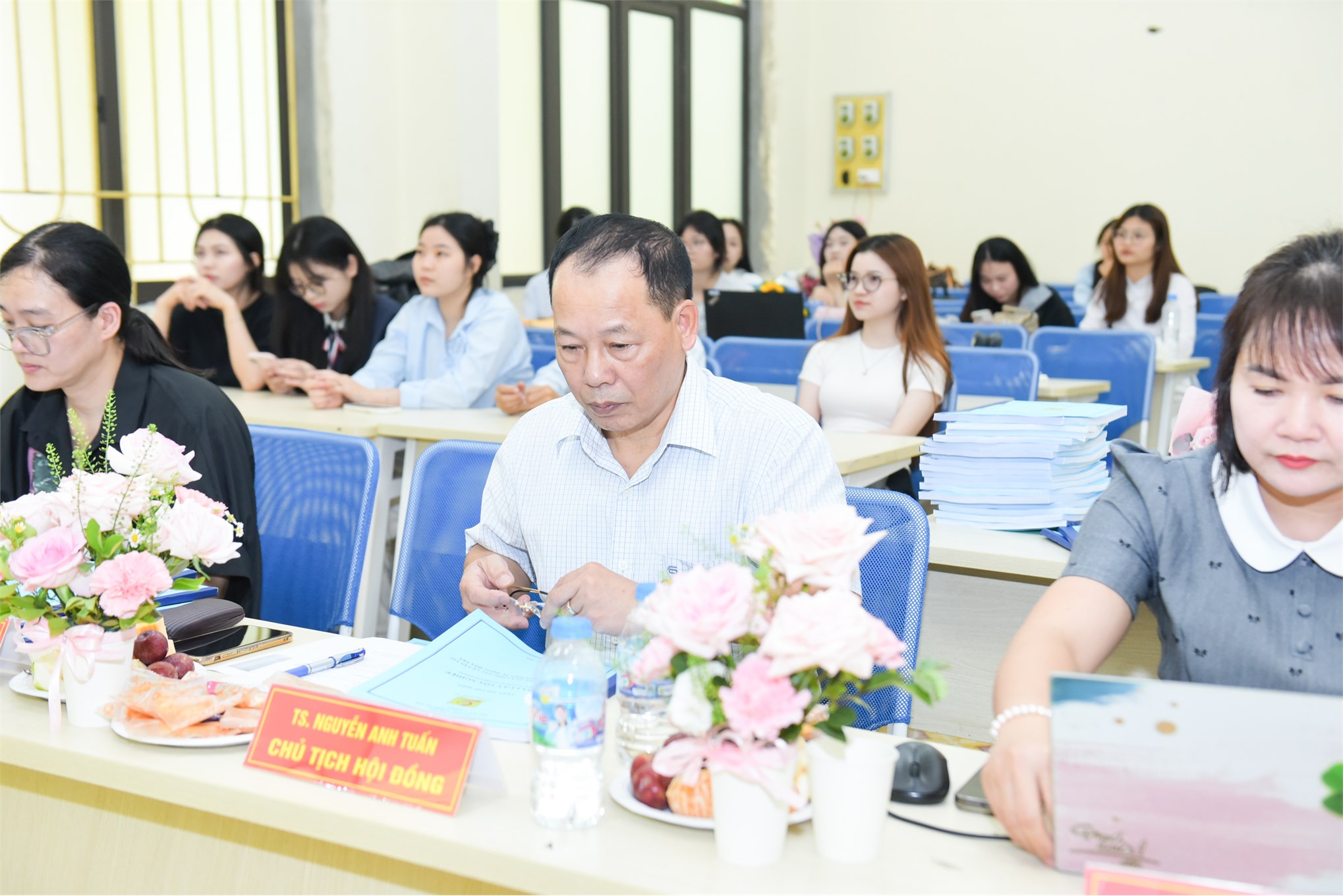 Chạm đích vinh quang: Dấu ấn rực rỡ tại những ngày đầu Lễ bảo vệ Khóa luận tốt nghiệp Trường Kinh tế năm học 2025-2026