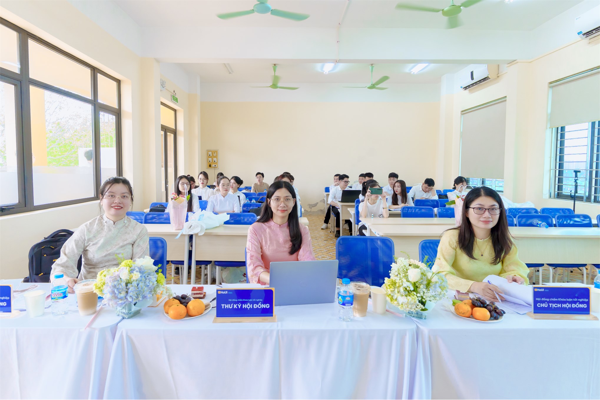 Chạm đích vinh quang: Dấu ấn rực rỡ tại những ngày đầu Lễ bảo vệ Khóa luận tốt nghiệp Trường Kinh tế năm học 2025-2026