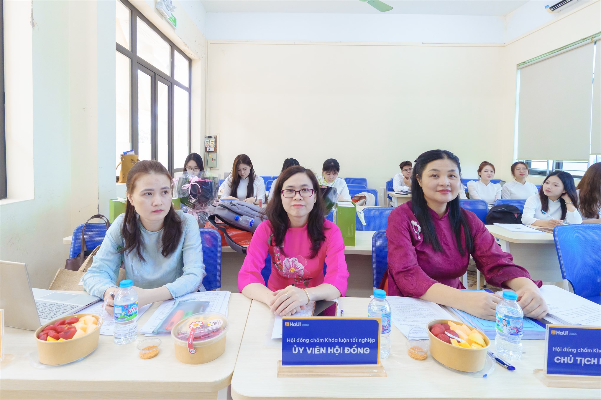 Chạm đích vinh quang: Dấu ấn rực rỡ tại những ngày đầu Lễ bảo vệ Khóa luận tốt nghiệp Trường Kinh tế năm học 2025-2026