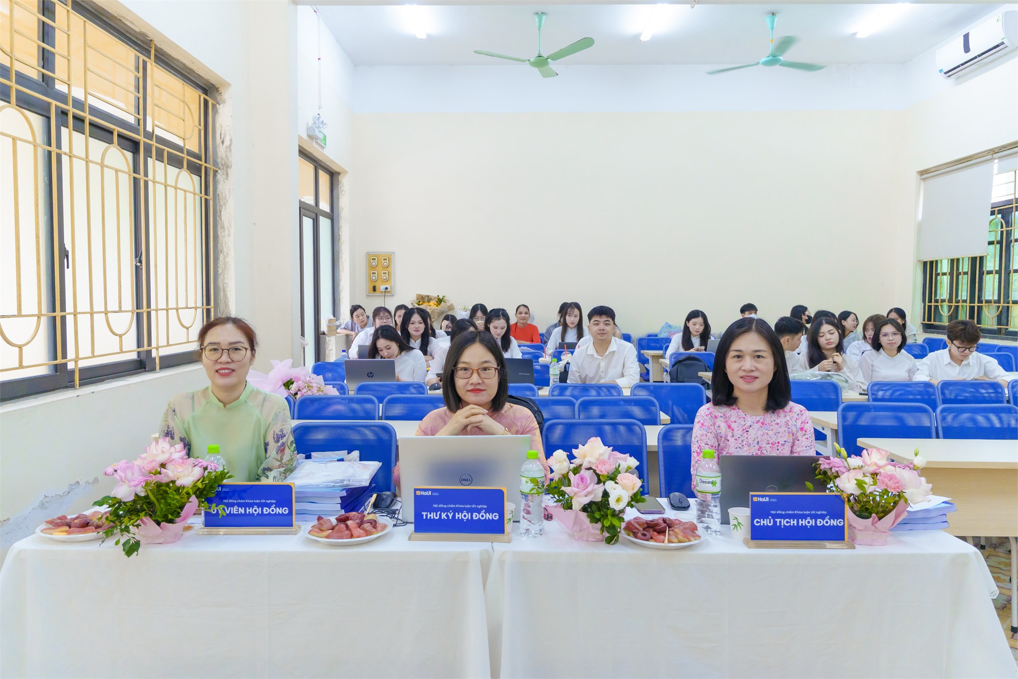 Chạm đích vinh quang: Dấu ấn rực rỡ tại những ngày đầu Lễ bảo vệ Khóa luận tốt nghiệp Trường Kinh tế năm học 2025-2026