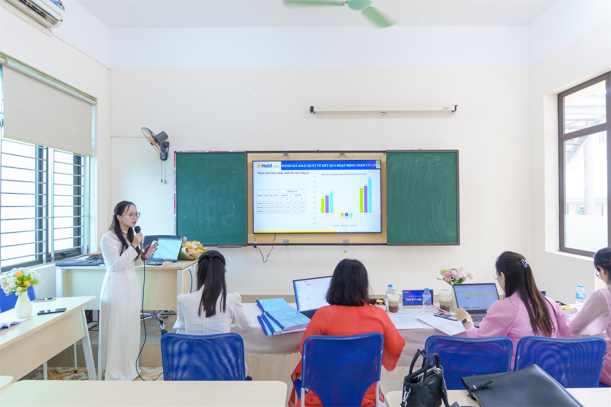 Chạm đích vinh quang: Dấu ấn rực rỡ tại những ngày đầu Lễ bảo vệ Khóa luận tốt nghiệp Trường Kinh tế năm học 2025-2026