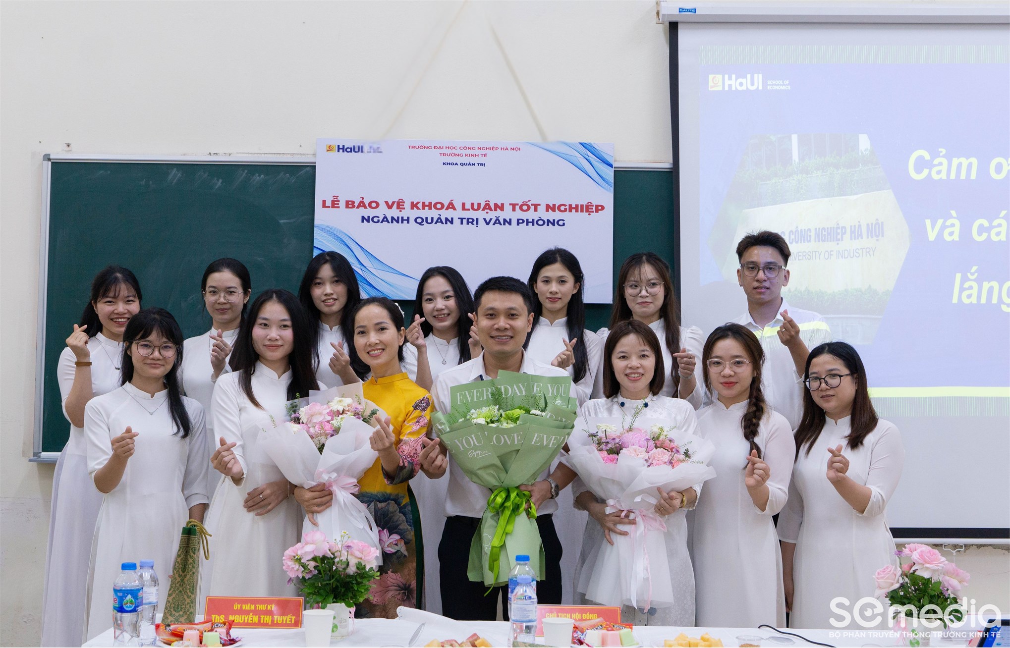 Chạm đích vinh quang: Dấu ấn rực rỡ tại những ngày đầu Lễ bảo vệ Khóa luận tốt nghiệp Trường Kinh tế năm học 2025-2026