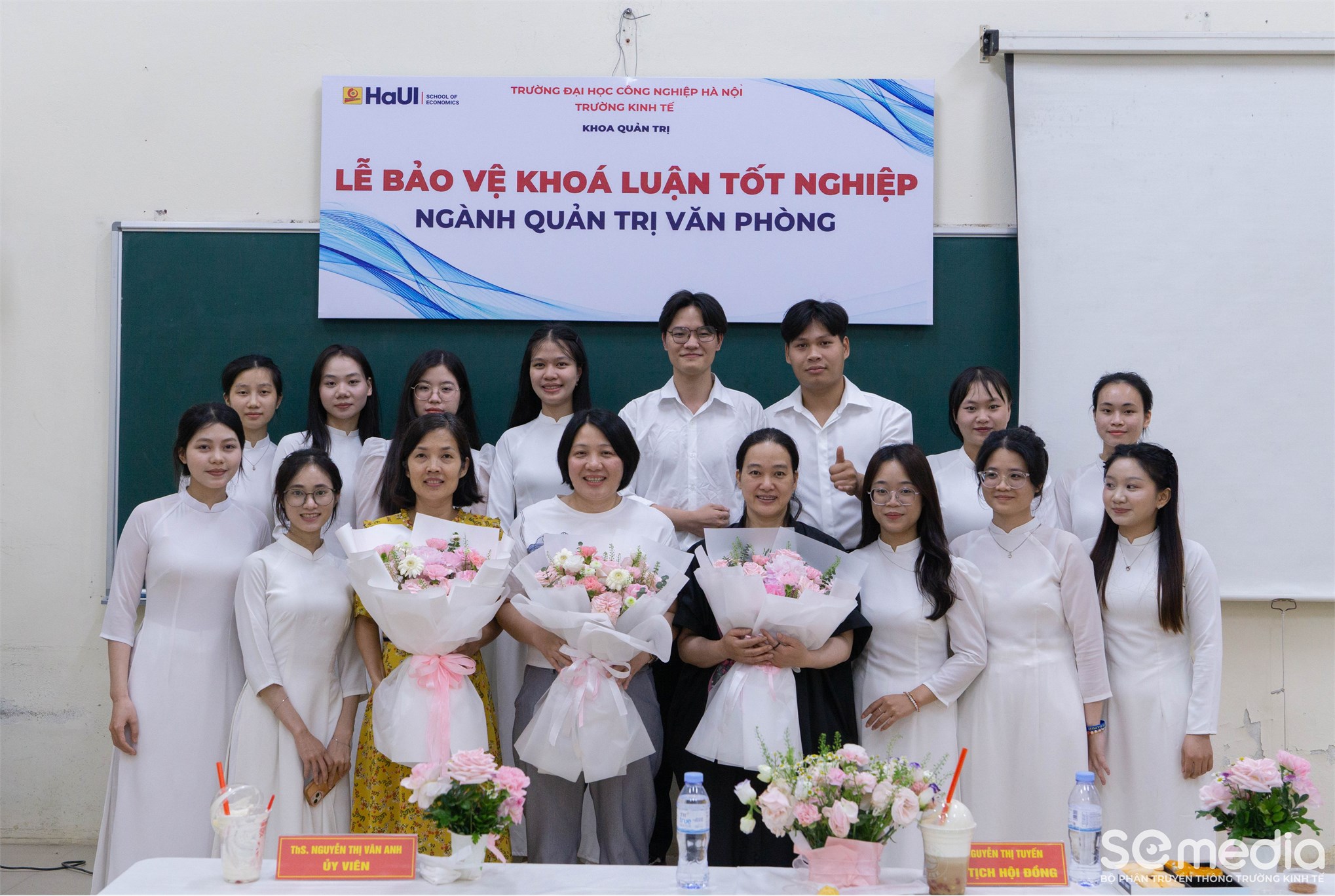Chạm đích vinh quang: Dấu ấn rực rỡ tại những ngày đầu Lễ bảo vệ Khóa luận tốt nghiệp Trường Kinh tế năm học 2025-2026
