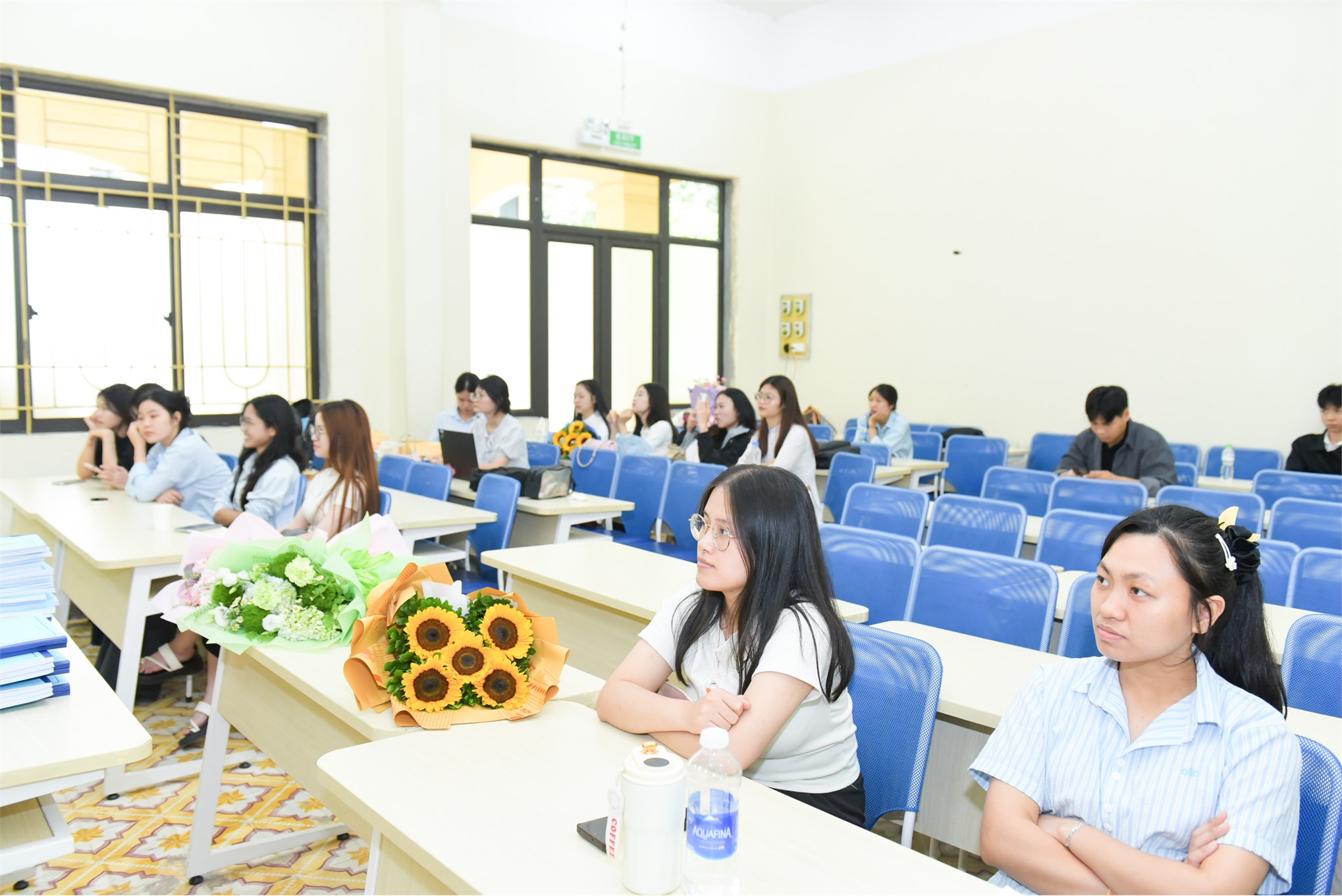 Chạm đích vinh quang: Dấu ấn rực rỡ tại những ngày đầu Lễ bảo vệ Khóa luận tốt nghiệp Trường Kinh tế năm học 2025-2026
