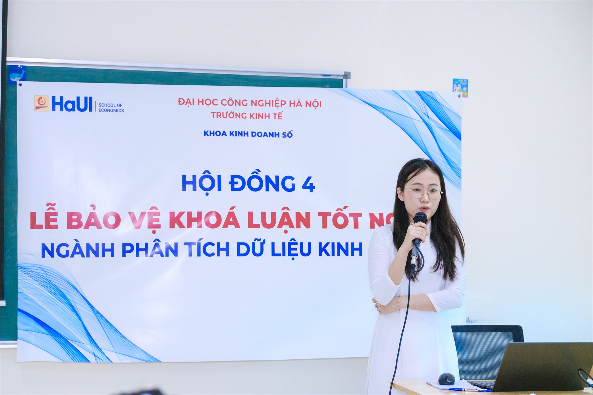 Chạm đích vinh quang: Dấu ấn rực rỡ tại những ngày đầu Lễ bảo vệ Khóa luận tốt nghiệp Trường Kinh tế năm học 2025-2026