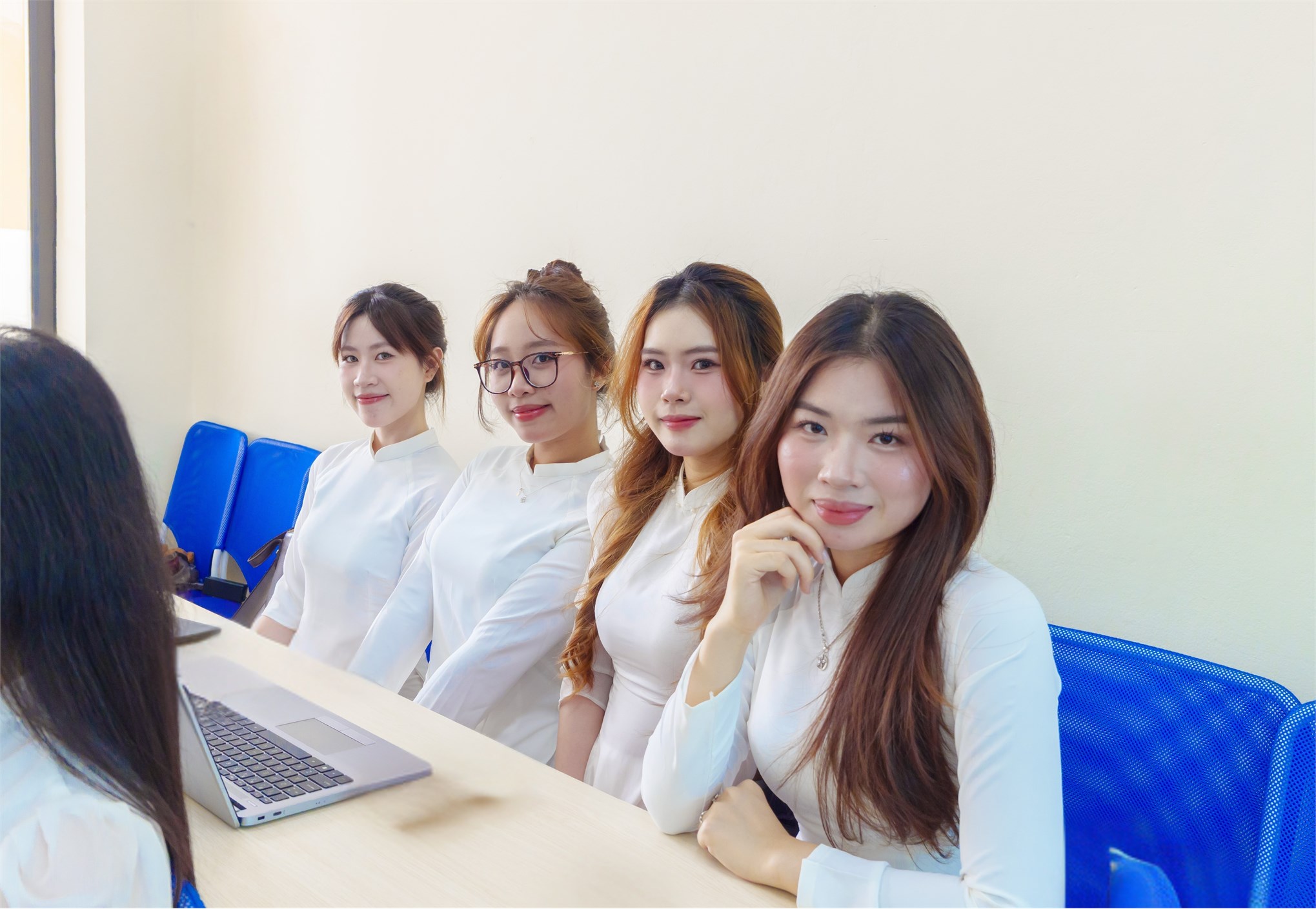 Chạm đích vinh quang: Dấu ấn rực rỡ tại những ngày đầu Lễ bảo vệ Khóa luận tốt nghiệp Trường Kinh tế năm học 2025-2026