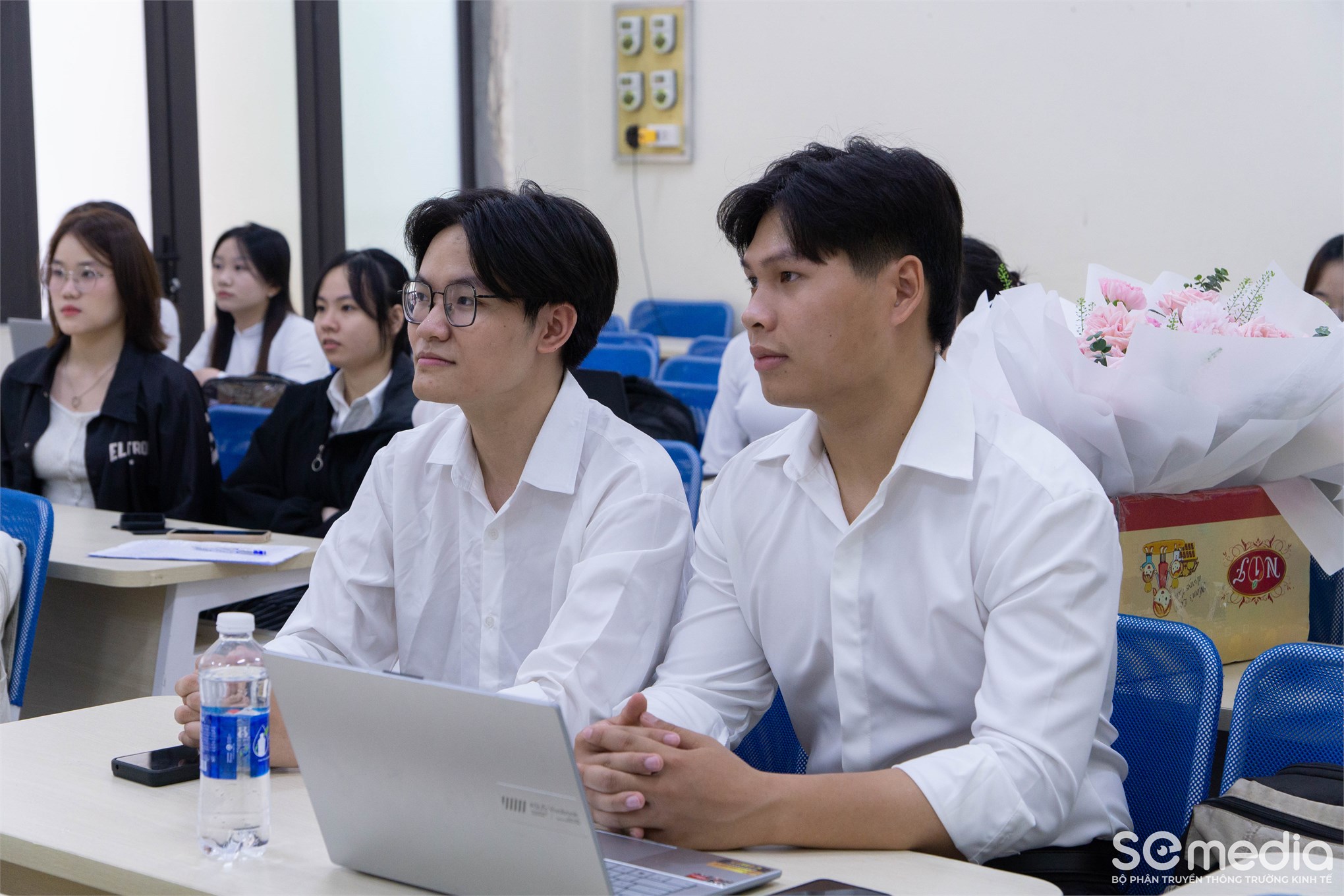 Chạm đích vinh quang: Dấu ấn rực rỡ tại những ngày đầu Lễ bảo vệ Khóa luận tốt nghiệp Trường Kinh tế năm học 2025-2026