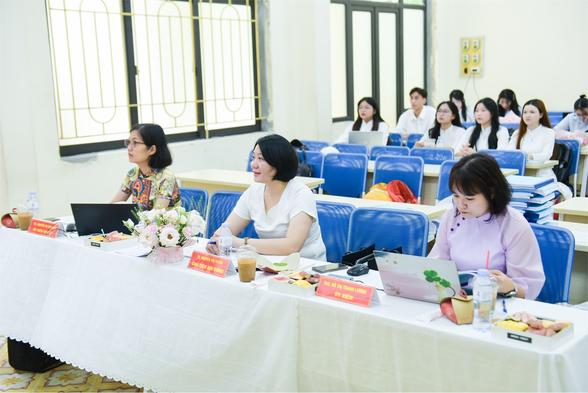 Chạm đích vinh quang: Dấu ấn rực rỡ tại những ngày đầu Lễ bảo vệ Khóa luận tốt nghiệp Trường Kinh tế năm học 2025-2026
